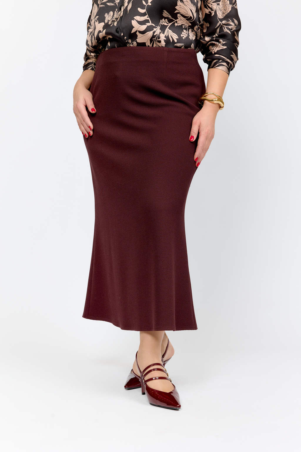 Юбка на обтачке силуэта рыбки длины миди на молнии.