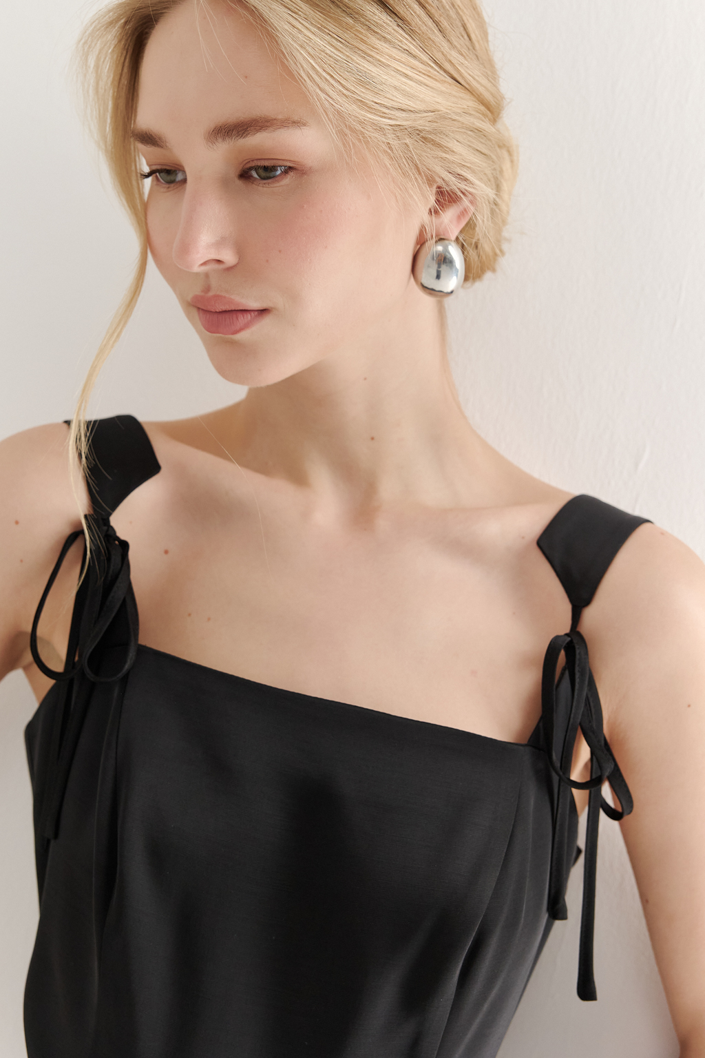 Базовые серьги выполнены из гипоаллергенного металла и имеют зеркальную поверхность и замок-гвоздик. Стильно дополнят любой образ. Фурнитура серебро.