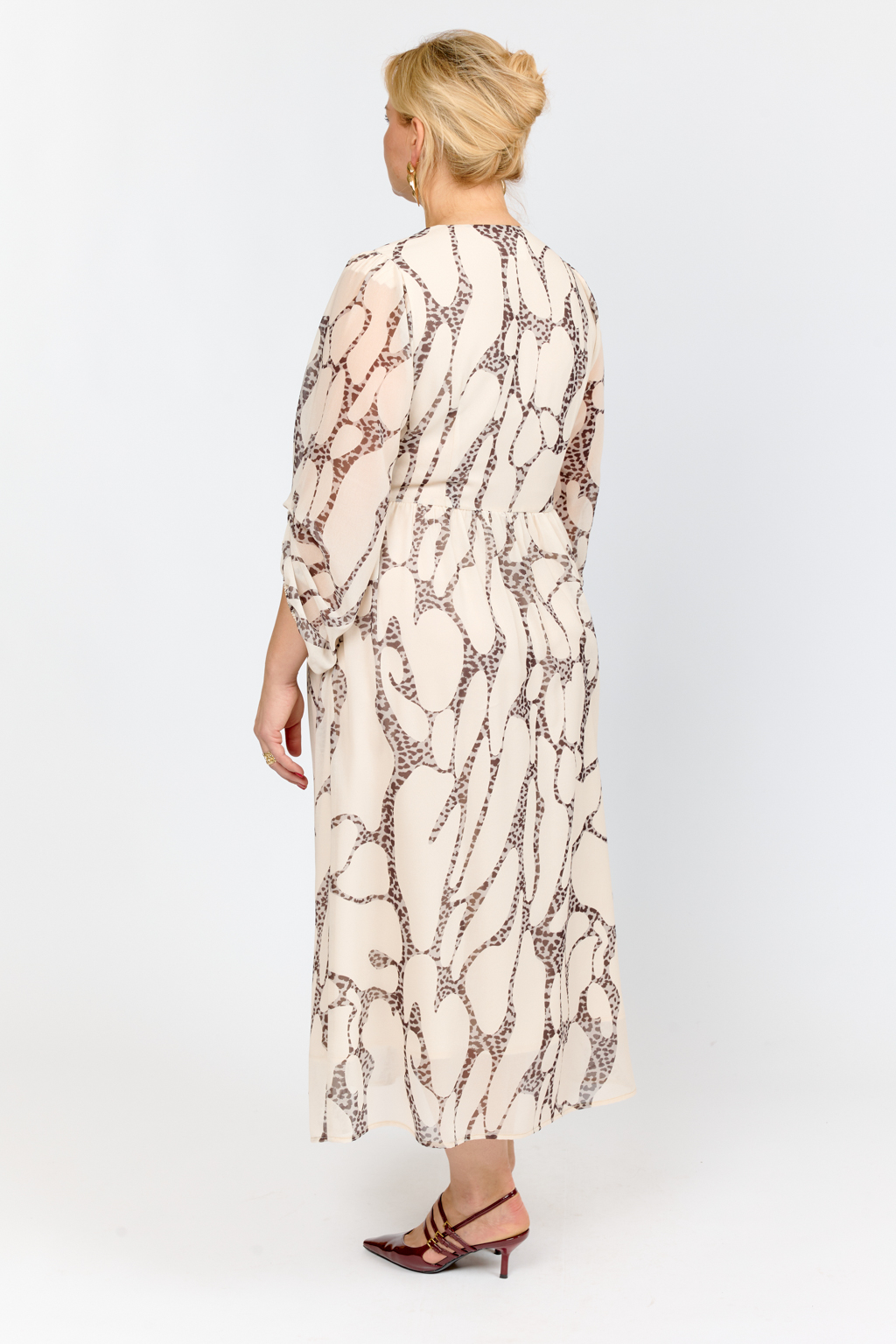 Платье романтичное с V-образным вырезом и коротким рукавом на резинке. Складки по линии горловины переходящие в сборки на талии. Застежка на молнию и пояс.