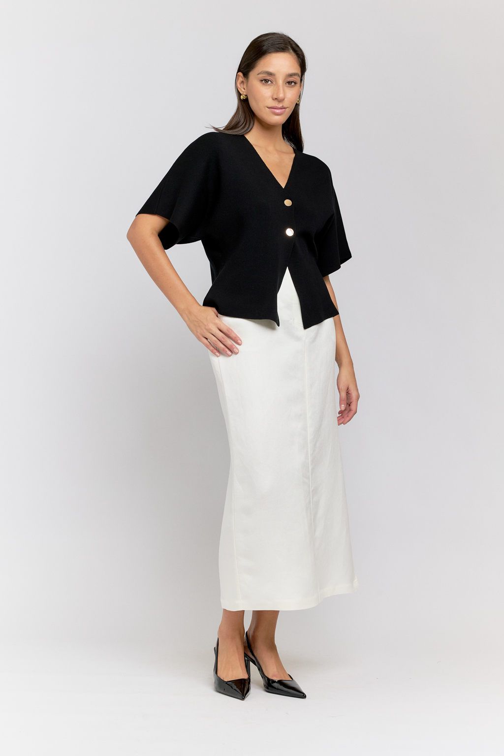 Кардиган свободного кроя с цельнокроенным рукавом на 2 пуговицах.