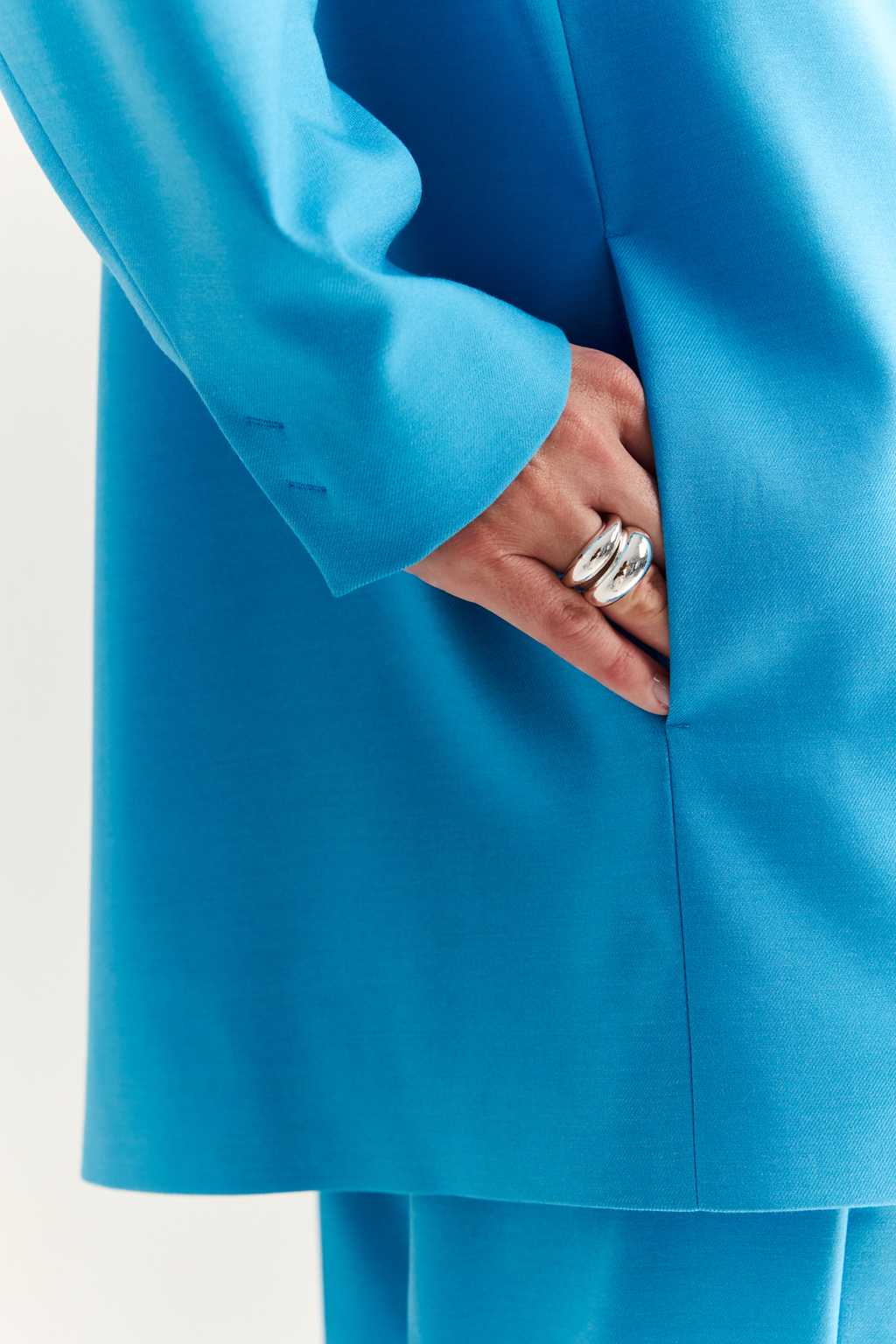 Классический жакет: фундамент уверенного образа. Жакет прямого силуэта с чёткой линией плеч — это безвременная классика, которая подчёркивает вкус и статус. Однобортная застёжка и лаконичные детали делают модель универсальной: она органично впишется как в деловой, так и в повседневный гардероб. Благодаря прямому силуэту и продуманной длине, жакет хорошо садится и визуально стройнит. Идеален в паре с брюками или даже с джинсами — для смелого контраста. Сила в простоте. Элегантность в каждой детали.