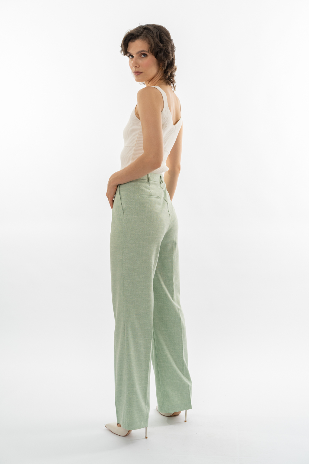 Прямые брюки из костюмной ткани в мятном цвете с выработкой под лен