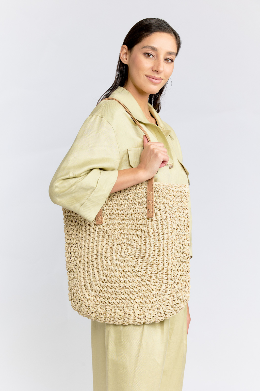 Пляжная сумка в трендовом стиле эко-минимализм выполнена экологически чистой целлюлозы. Удобная и вместительная сумка светло-бежевого цвета с застежкой на молнии прекрасно дополнит летние образы. Длинные ручки из эко-кожи позволят носить ее на плечо. Размеры 39*2*40 см