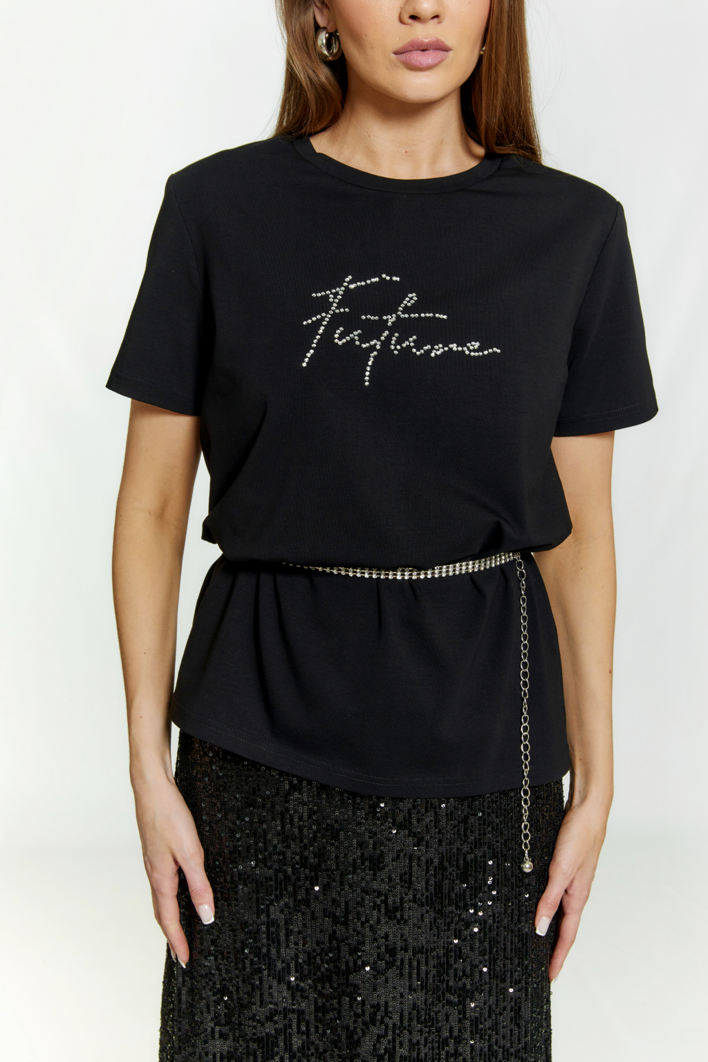 Футболка свободного силуэта с  короткими рукавами. По полочке термо декор.