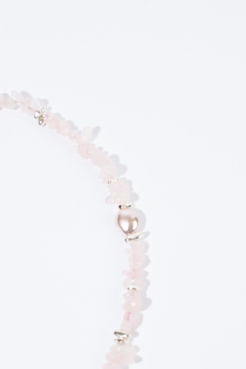 Нежное розовое колье выполнено из натурального кварца, майорки и серебрянного гематита. Длина изделия 39-44 см. Фурнитура выполнена из гипоаллергенного сплава со стойким гальваническим покрытием.