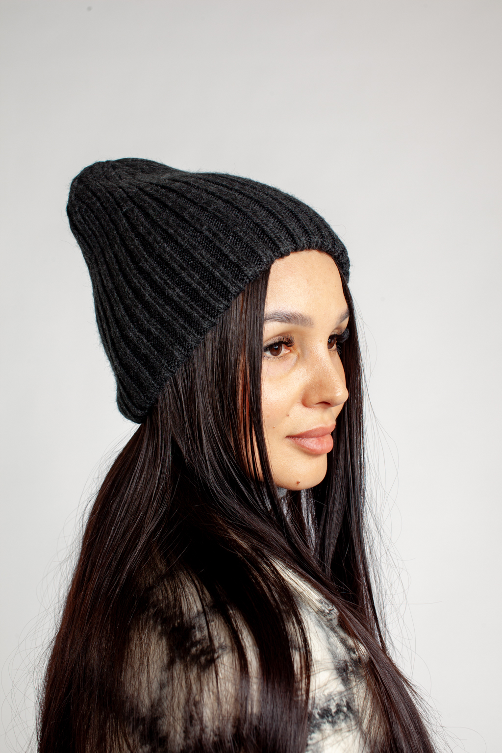 Шапка женская без отворота. Теплый и стильный головной убор для утепления в осенний и зимний сезон.