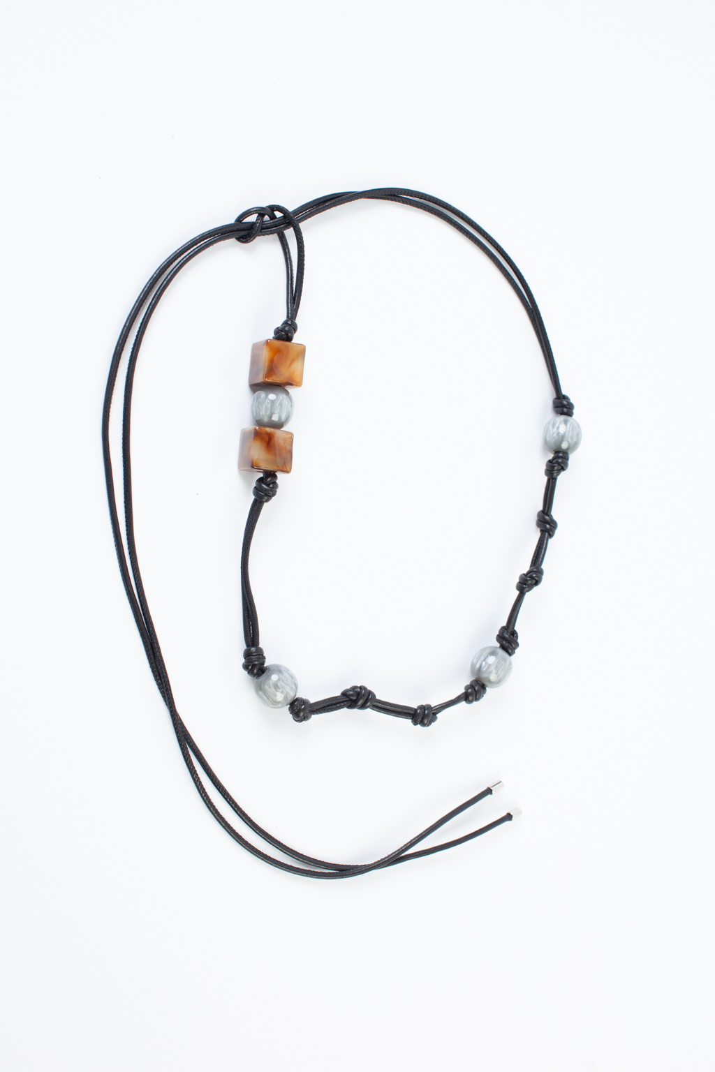 Дизайнерская интерпретация ремня шнура, дополненная акриловыми бусинами. Создаст стильный и неповторимый образ. Длина ремня 1,24 м.