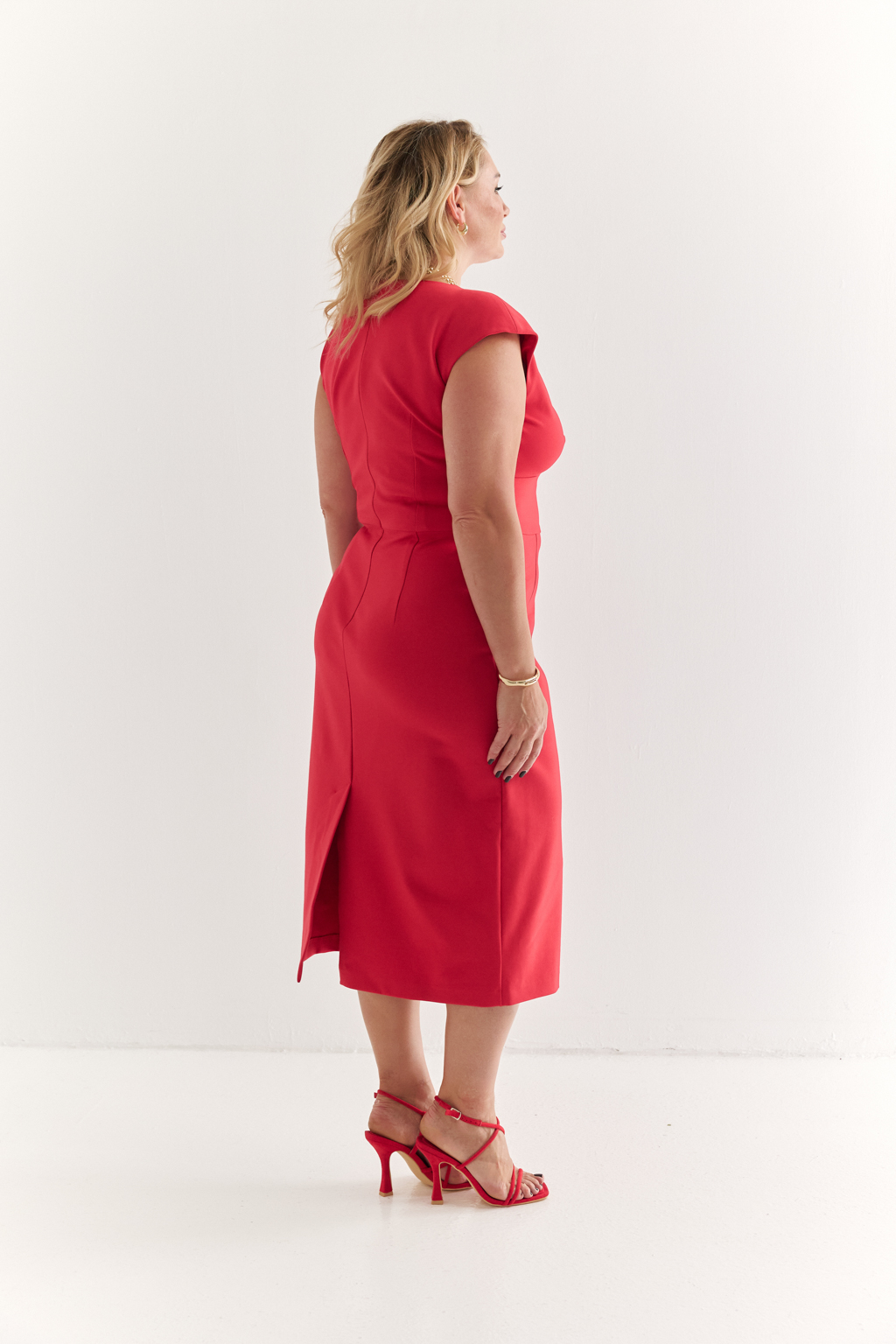 Платье с плечиками без рукавов с V-образным вырезом утягивающего силуэта длины миди из плотной костюмной ткани. Застежка на молнии. Идеально подчеркнет фигуру и не оставит равнодушным. Вискоза делает ткань приятной к телу, обеспечивает воздухопроницаемость и пластичность. Нейлон  обеспечивает  износостойкость и стабильность насыщенного цвета.  Преимущества ткани: ткань хорошо держит форму, мягко облегая фигуру. Не сминается, не требует особого ухода. Позволяет коже "дышать".