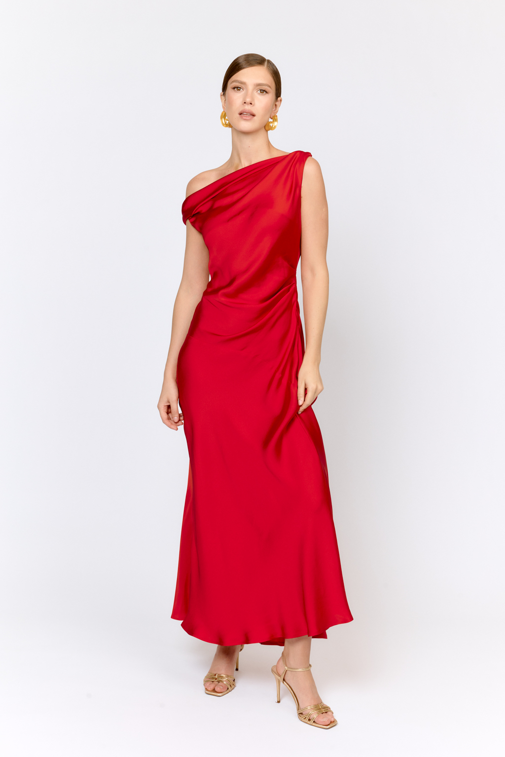 Изящное платье длины макси с асимметричными бретелями скроенное по косой из струящейся плательной ткани с атласной фактурой. Крой по косой обеспечивает свободу движений и позволяет ткани красиво струиться по фигуре. Преимущества ткани: матовый перелив создает утонченный благородный блеск, материал устойчив  к деформациям и сохраняет  форму при носке. Приятен к телу и обеспечивает комфорт в течении всего дня. Вискоза в составе придает мягкость и пластичность. Район добавляет прочность и износостойкость, сохраняя легкость изделия.