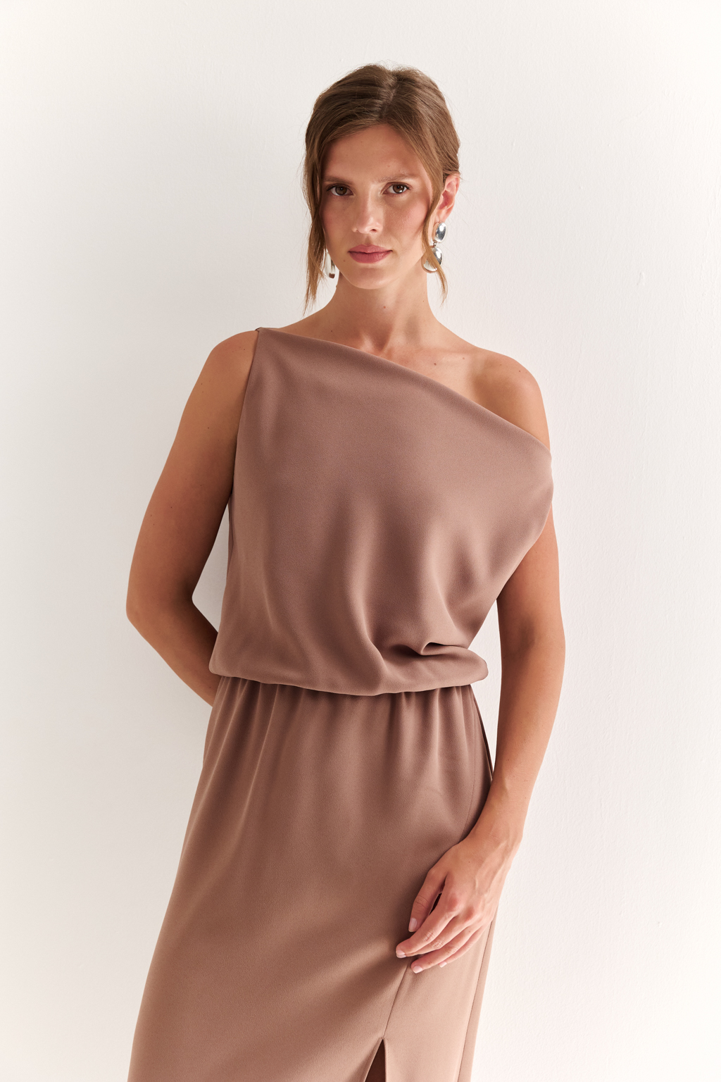 Минималистичное платье без рукавов: современная лаконичность

Чистые линии и прямой силуэт делают это платье воплощением минимализма в его утончённой форме. Деталь "качель" на вырезе добавляет образу выразительности и функциональности, позволяя легко менять настроение — от делового до расслабленного.

Мягкая ткань подчёркивает архитектуру кроя и обеспечивает комфорт в движении. Элегантная длина макси придаёт модели статусность и женственность.

Современная база для тех, кто ценит утончённую простоту.