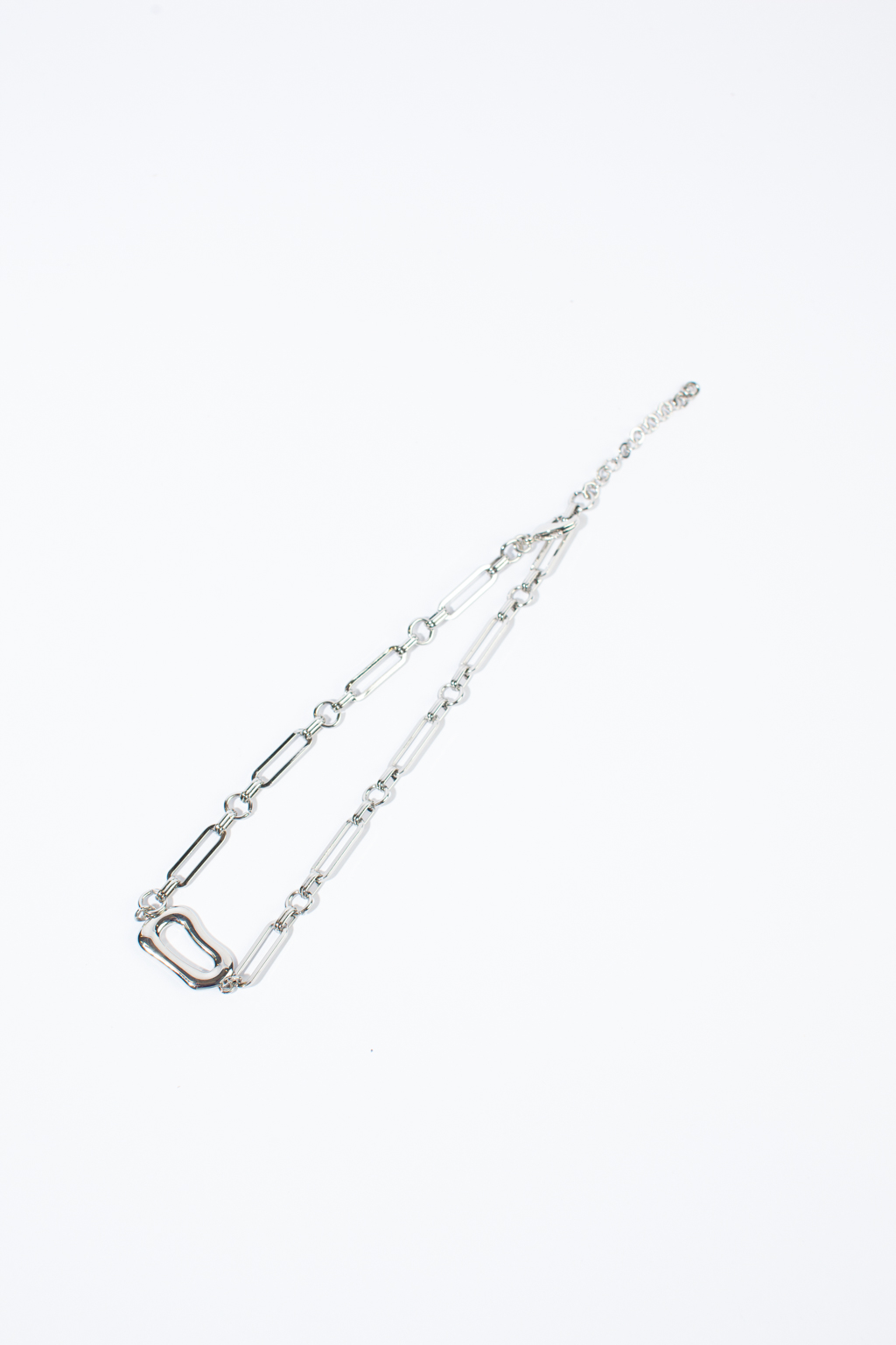 Стильная цепь с акцентым элементом выполнена из гипоаллергенного металла со стойким гальваническим покрытием. Изделие можно носить как в расслабленном виде, так и в виде чокера за счет регулируемой застежки.