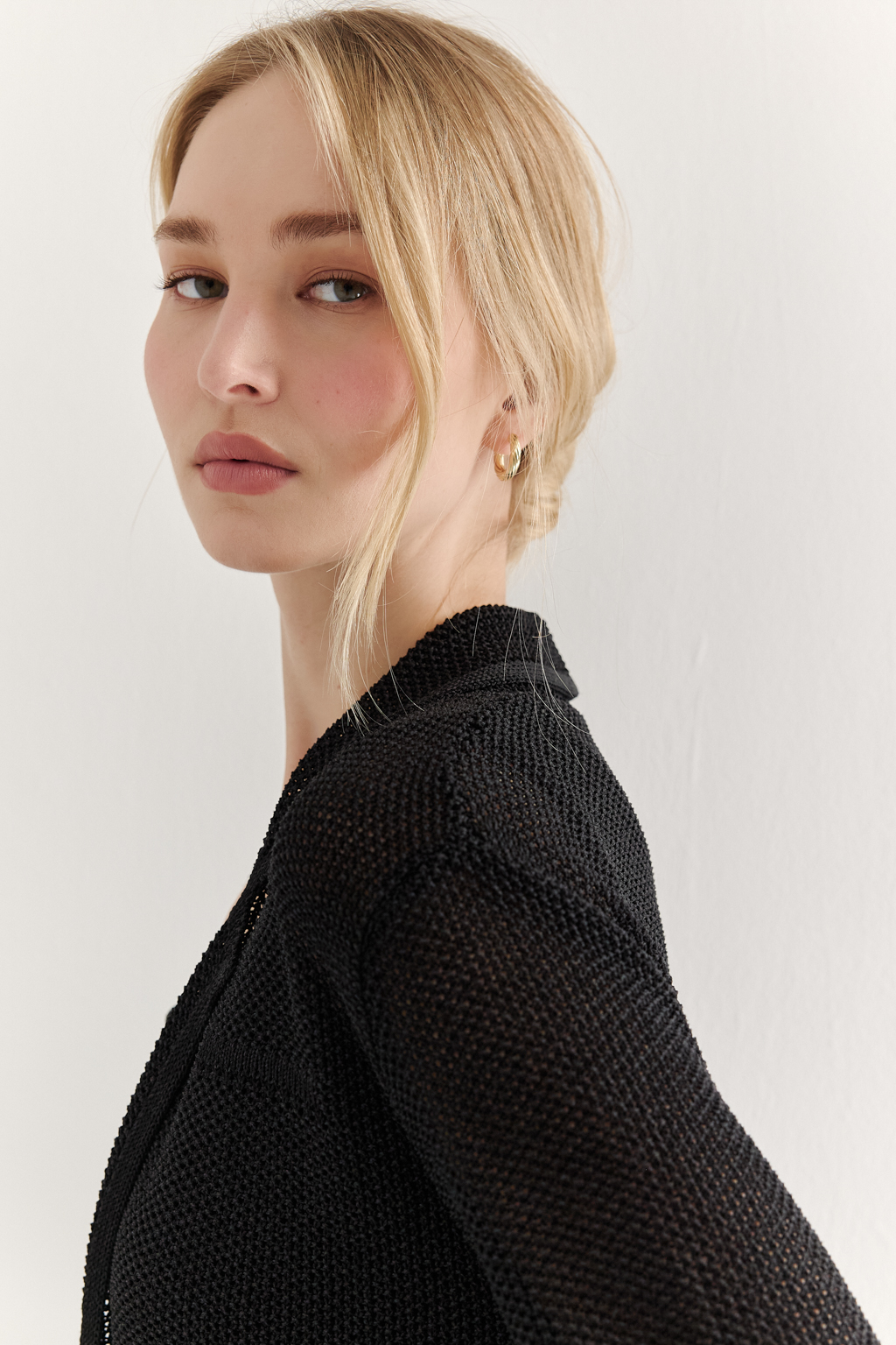 Жакет полуприлегающего силуэта черного цвета из вязаного трикотажа, в составе которого вискоза и хлопок. Плотная скрутка нити образует упругое, но в то же время дышащее полотно. Цельно вязаные лацканы элегантно переходят в воротник, обрамляя вырез. Прямые рукава полной длины завершают лаконичный силуэт. Этот жакет станет изысканным дополнением к непринужденному городскому образу.