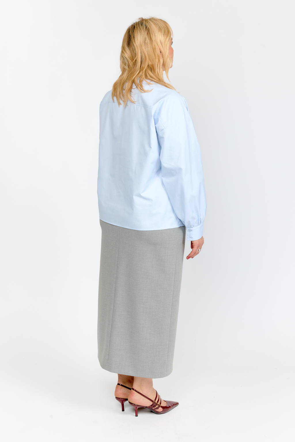 Блуза с V-образным вырезом свободного силуэта с застежкой на пуговицах. Рукав объемный полной длины на манжете.