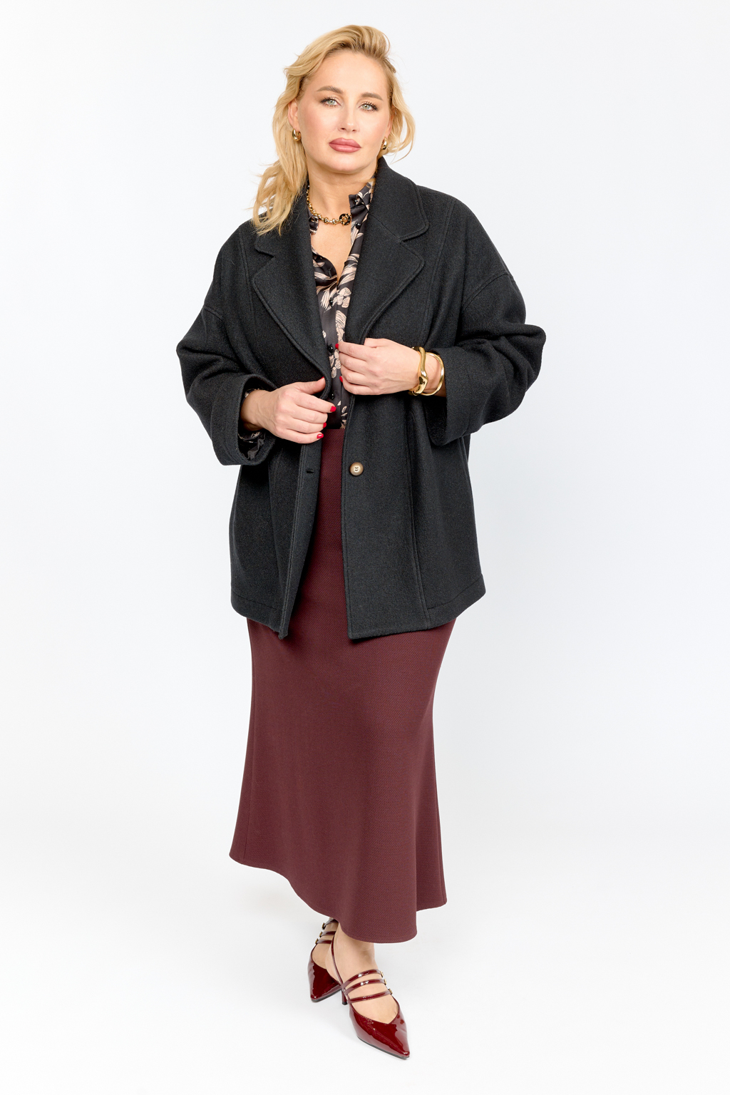 Полупальто с английским воротником свободного оверсайз кроя со спущенным рукавом и застежкой на 2 пуговицы. Длина до середины бедра. На спике вышивка "S".