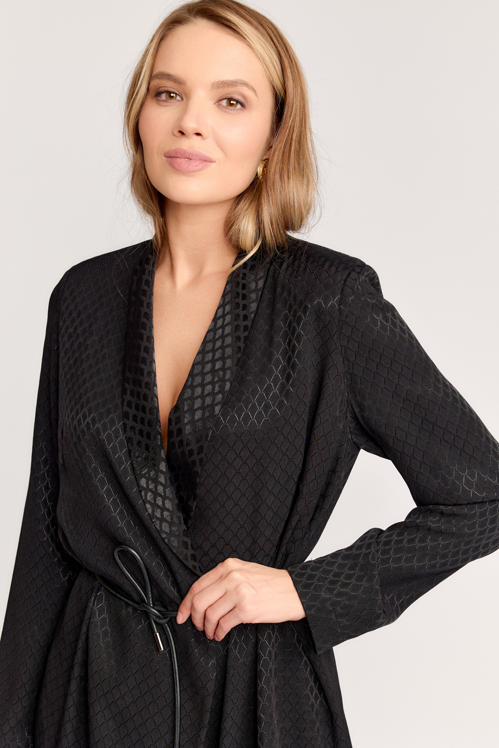 Жакет с воротником шалька. На талии кожаный шнур в виде пояса. Длина до бедер.