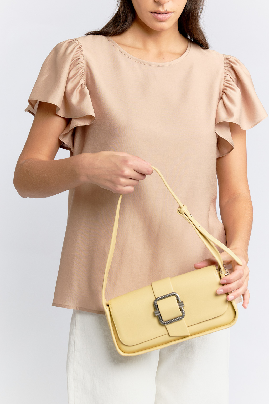 Стильная сумка через плечо выполнена в летнем банановом оттенке, станет прекрасным украшением Вашего стиля. Уникальный дизайн с ремешком на лицевой стороне подчернет индивидуальность и создаст неповторимый образ. Размеры сумки 25*7*13 см