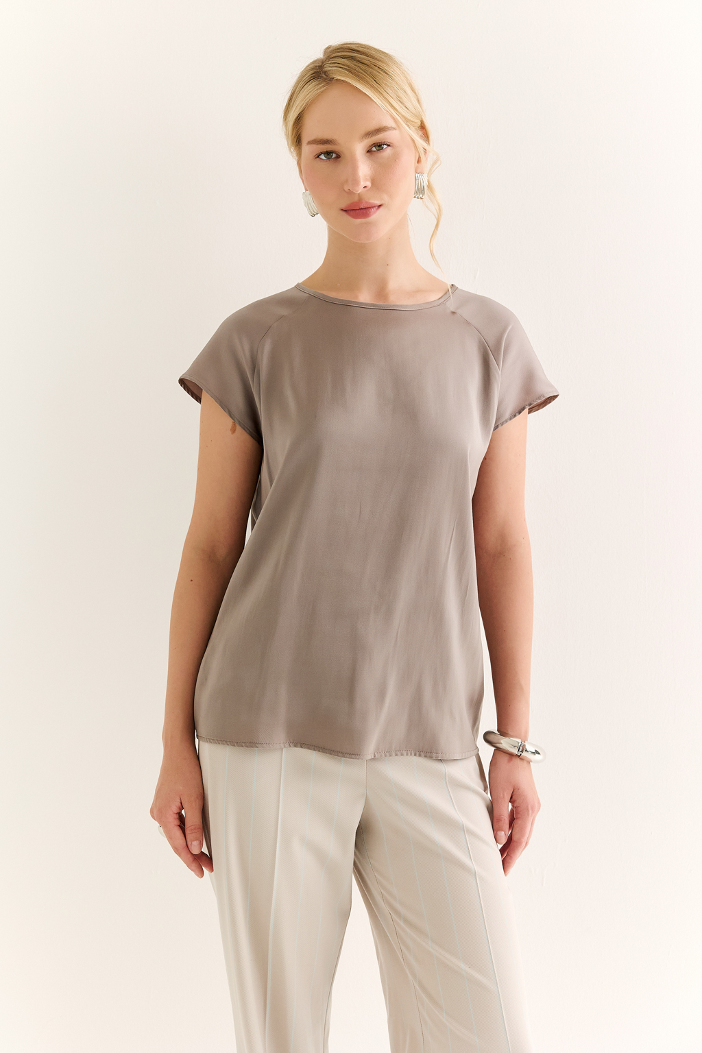 Блуза прямого силуэта с короткими рукавами