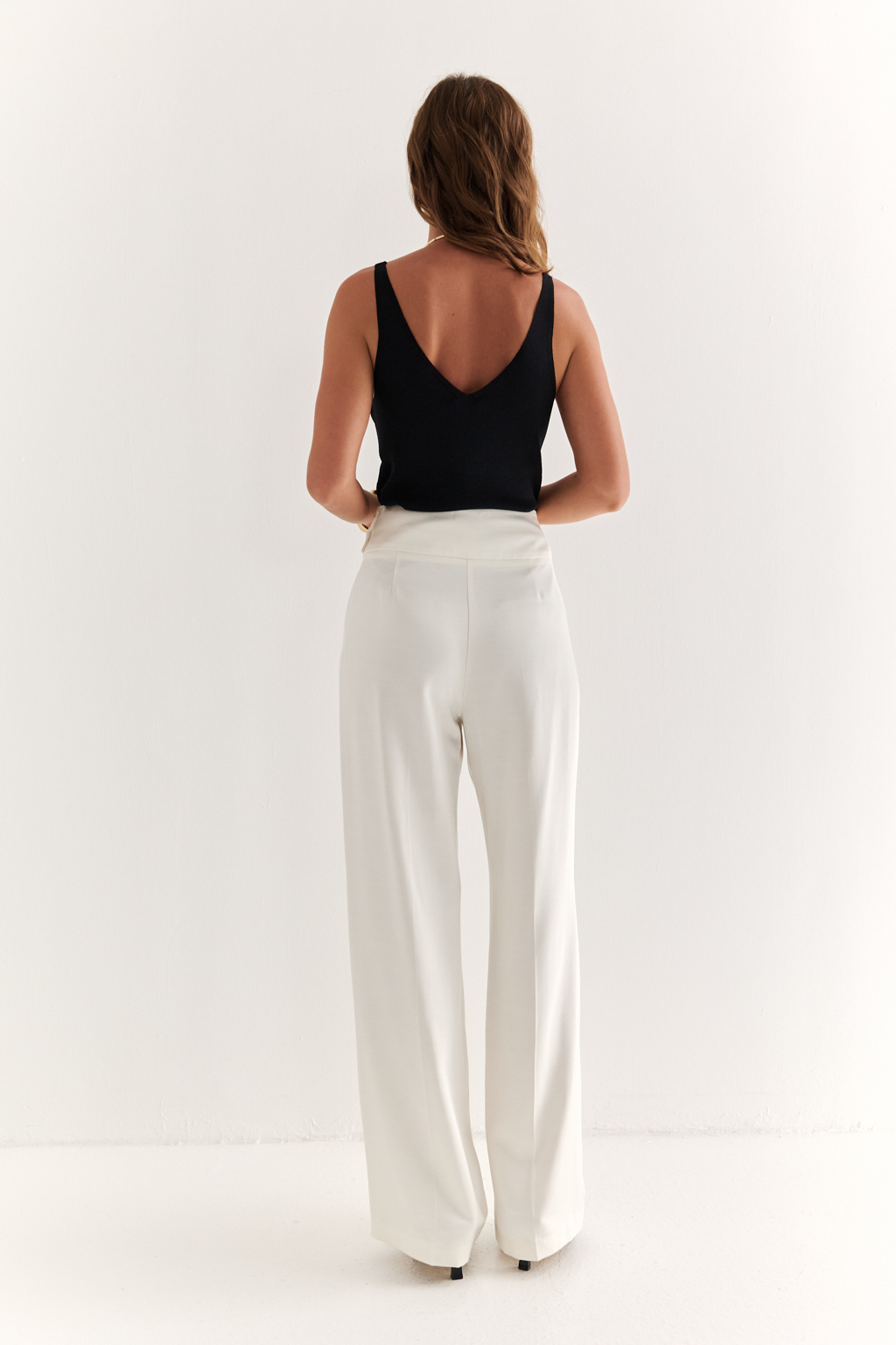 Брюки с боковой застёжкой: чистая линия и безупречная посадка
Эти брюки — воплощение утончённого минимализма. Высокая посадка подчёркивает талию, а скрытая боковая застёжка на молнию и пуговицы сохраняет идеальную гладкость передней линии, визуально вытягивая силуэт.
Прямой крой и плотная, хорошо держащая форму ткань создают стройный и элегантный образ. Широкий пояс анатомической формы обеспечивает комфортную посадку и подчёркивает женственность.
Идеальны в комплекте с жакетом или шелковой блузой, а также легко адаптируются под повседневный образ с базовой рубашкой или топом.
Брюки, которые подчеркивают вкус без лишних слов.