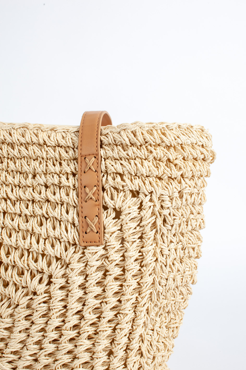 Пляжная сумка в трендовом стиле эко-минимализм выполнена экологически чистой целлюлозы. Удобная и вместительная сумка светло-бежевого цвета с застежкой на молнии прекрасно дополнит летние образы. Длинные ручки из эко-кожи позволят носить ее на плечо. Размеры 39*2*40 см