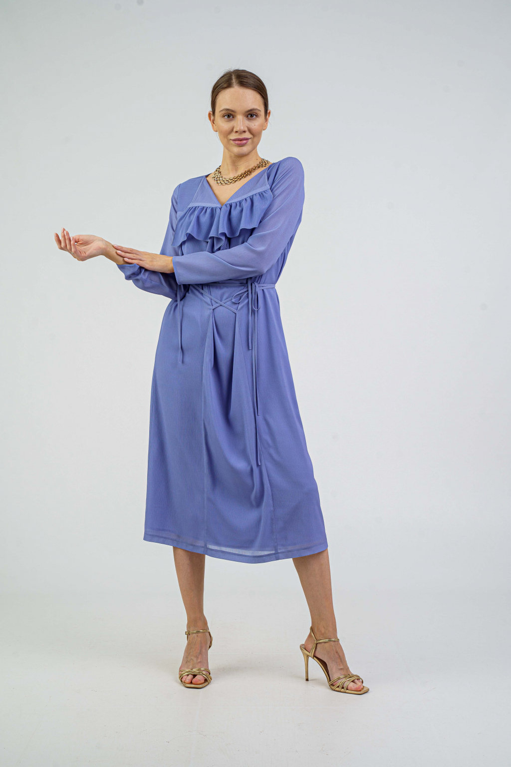  Платье свободного силуэта со сборкой в лавандовом цвете