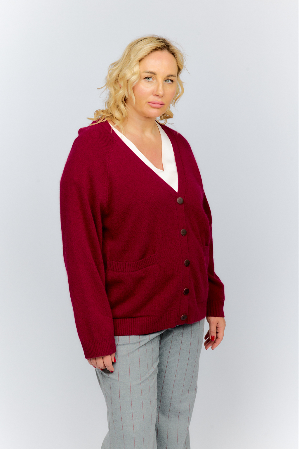 Кардиган прямого силуэта с V-образным вырезом и двумя накладными карманами. Застежка на пуговицах.