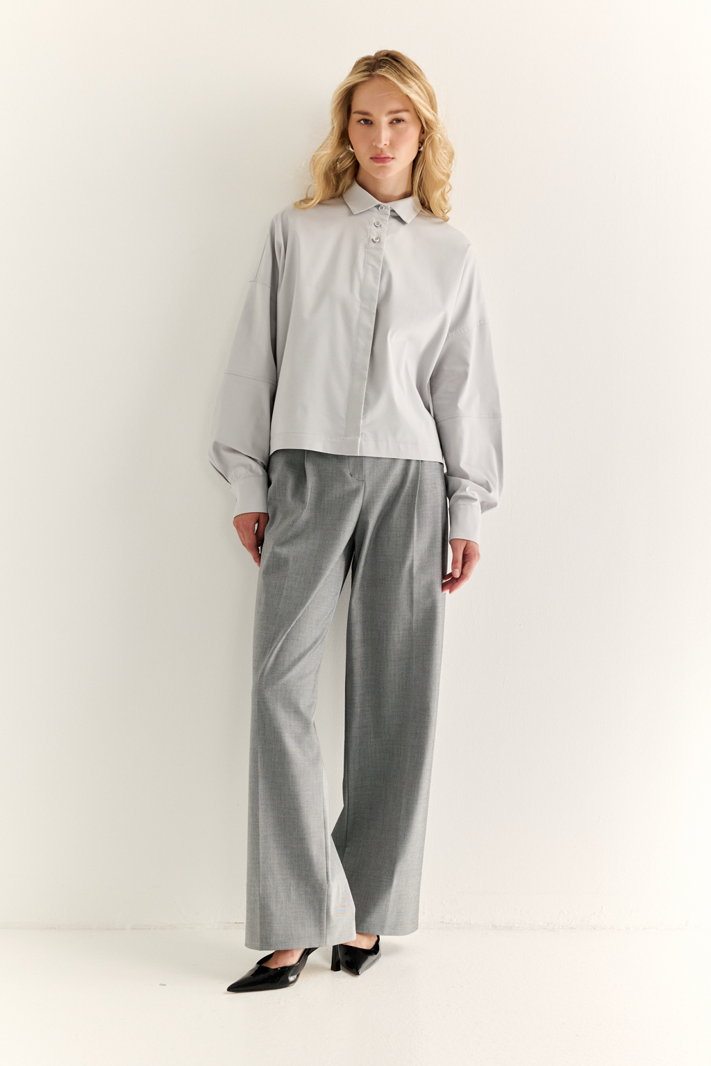 Oversize-рубашка: свобода в форме, точность в деталях

Эта укороченная oversize-рубашка — воплощение современного кроя и функционального стиля. Объёмные рукава с манжетами, акцентная застежка и выразительная спинка с декоративными элементами придают образу архитектурность и остроту. Маленький воротник и прямой  крой делают модель универсальной — от smart casual до модного street style.

Носите как самостоятельную вещь или как верхний слой поверх топа и платья. Особенно эффектно сочетается с брюками-карго, юбкой на высокой талии или джинсами.

Для тех, кто выбирает стиль с воздухом