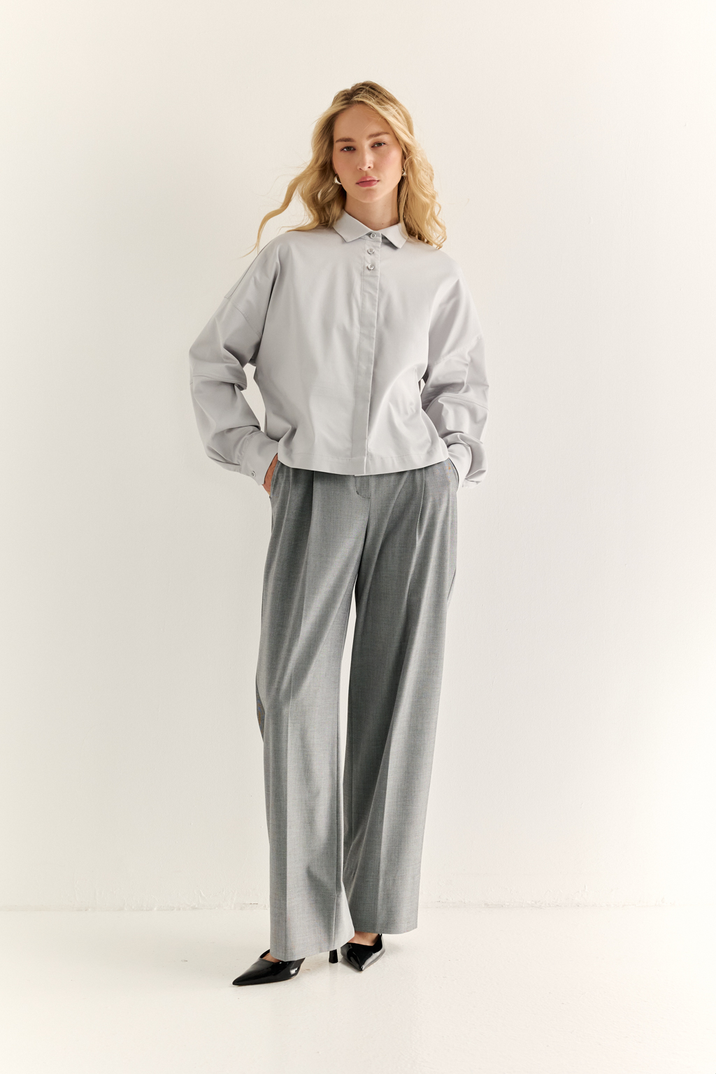 Oversize-рубашка: свобода в форме, точность в деталях

Эта укороченная oversize-рубашка — воплощение современного кроя и функционального стиля. Объёмные рукава с манжетами, акцентная застежка и выразительная спинка с декоративными элементами придают образу архитектурность и остроту. Маленький воротник и прямой  крой делают модель универсальной — от smart casual до модного street style.

Носите как самостоятельную вещь или как верхний слой поверх топа и платья. Особенно эффектно сочетается с брюками-карго, юбкой на высокой талии или джинсами.

Для тех, кто выбирает стиль с воздухом