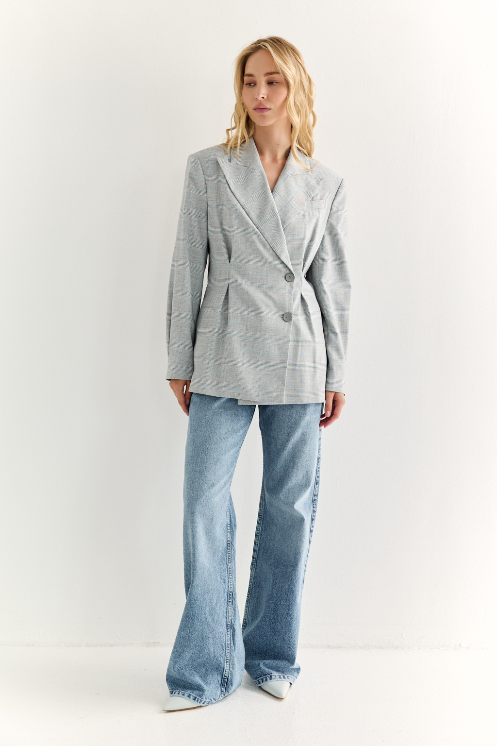 Джинсы baggy для расслабленных повседневных, уличных и офисных луков. Трендовая заниженная талия подчеркивает фигуру и акцентирует внимание на силуэте.