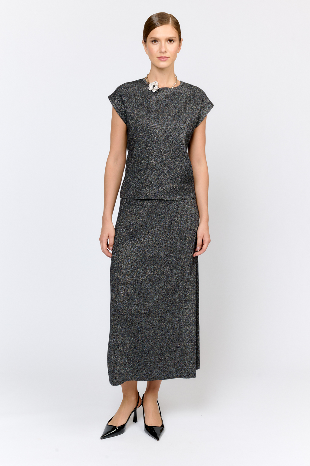 Джемпер со спущенным плечом без рукавов, с круглым вырезом, свободного кроя. Качественный материал с вискозой и эластаном в составе обеспечивает комфорт и безупречную посадку. Универсальный предмет гардероба, который легко впишется в любой стиль.