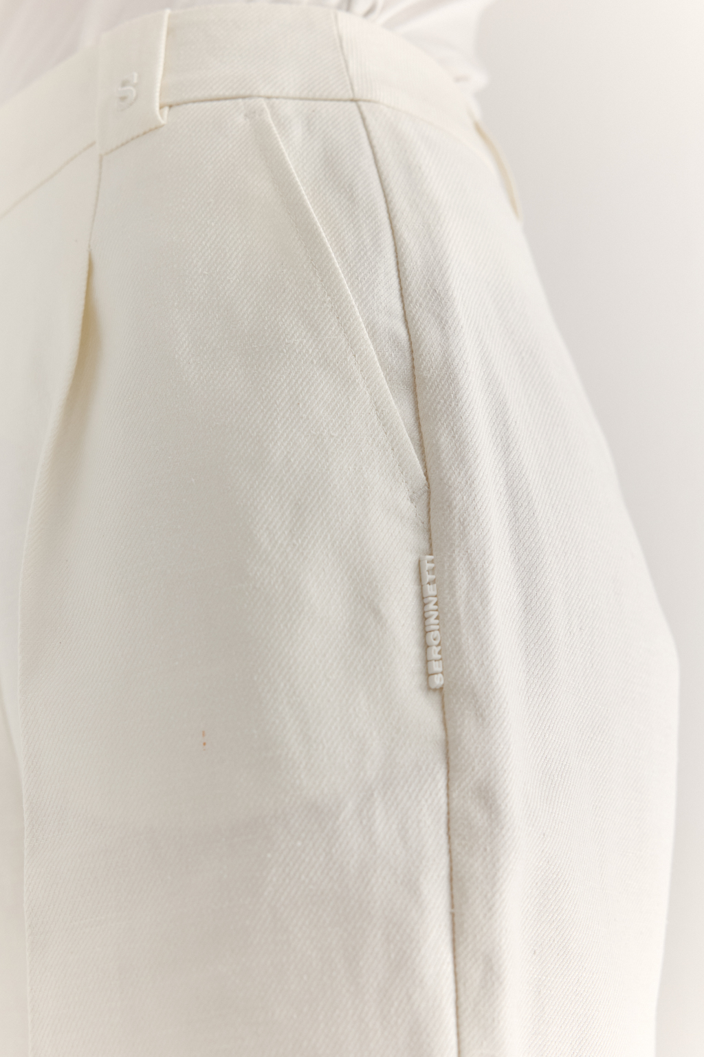 Шорты из льна 100% с диагональной выработкой - абсолютный must-have этого сезона. Свободные и широкие по всей длине, они превосходно сочетаются с пиджаками из льняного твила, трикотажными блузами, стильными топами и курткой-рубашкой из такого же льна. В дизайне этих шортов нашли отражение элементы мужского кроя: застёжка-гульфик, пояс со шлевками и удобные карманы. Одна из шлевок украшена изысканной 3D-вышивкой в виде литеры “S”-первой буквы названия бренда.