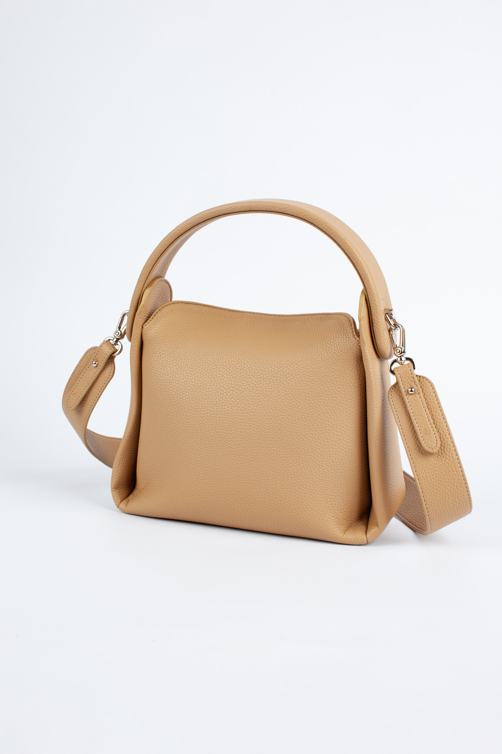 Роскошная сумка-тоут выполнена из зернистой экокожи. Простая форма этой сумки и  лаконичный дизайн подчеркнут Ваш вкус и стиль. В сумке используется прочная магнитная застежка, которая не выцветает и защищает содержимое внутри. Для производства использовалась зернистая экокожа высокого качества, приятная на ощупь. Идеально впишется в любой образ. Размеры сумки: 24*14*10 см