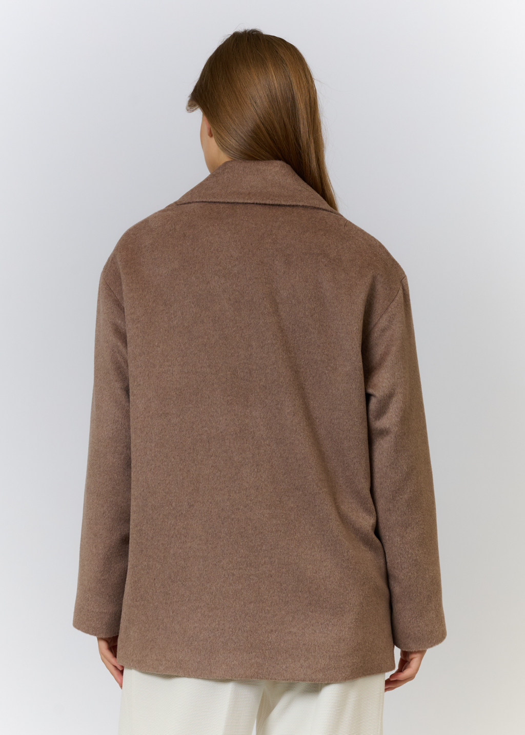 Полупальто двубортное с английским воротником прямого силуэта длиной ниже бедер.