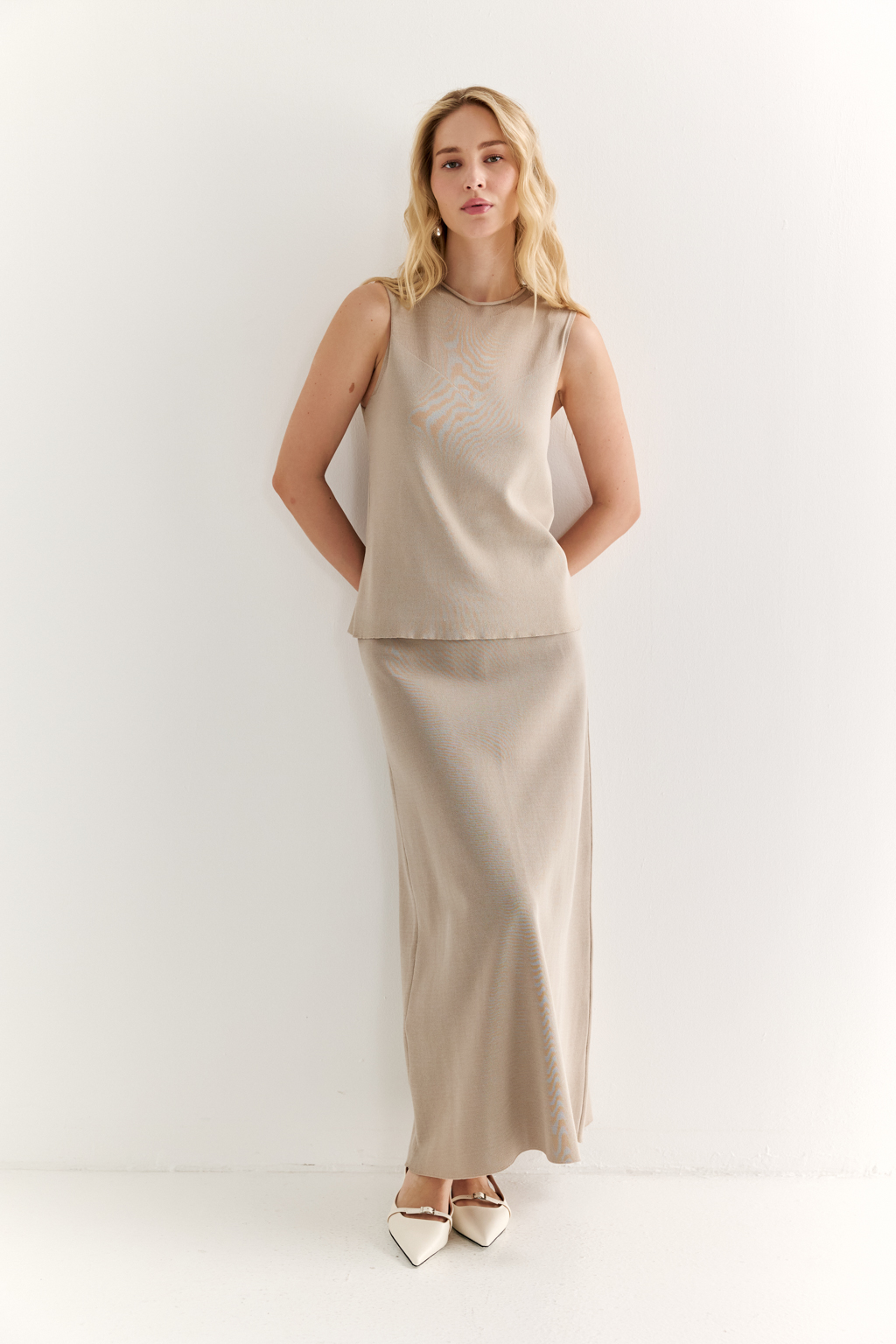 Юбка силуэта трапеции длиной миди.