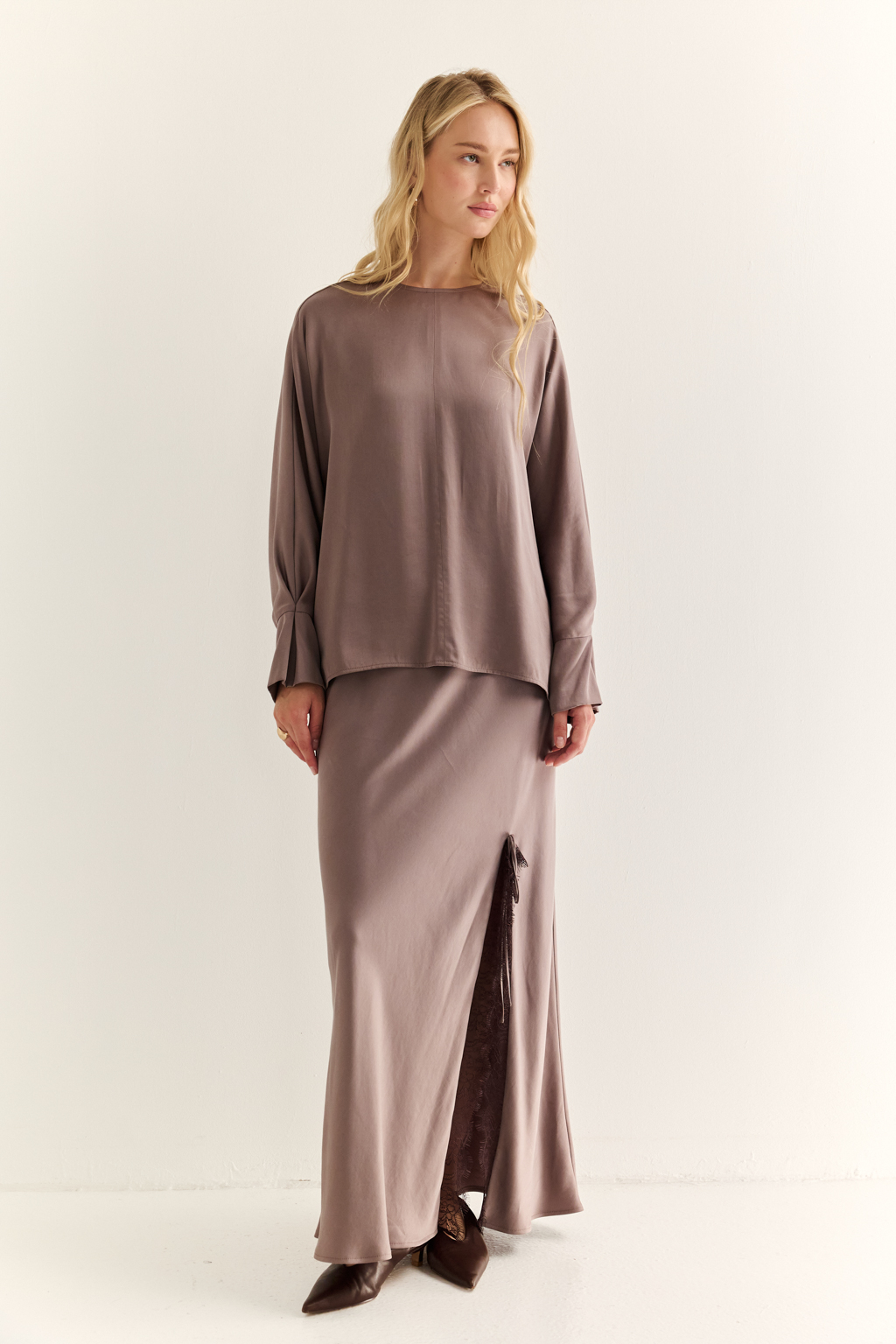 Блуза с цельнокроеными рукавами со складкой по манжету и V-образным вырезом по спинке.