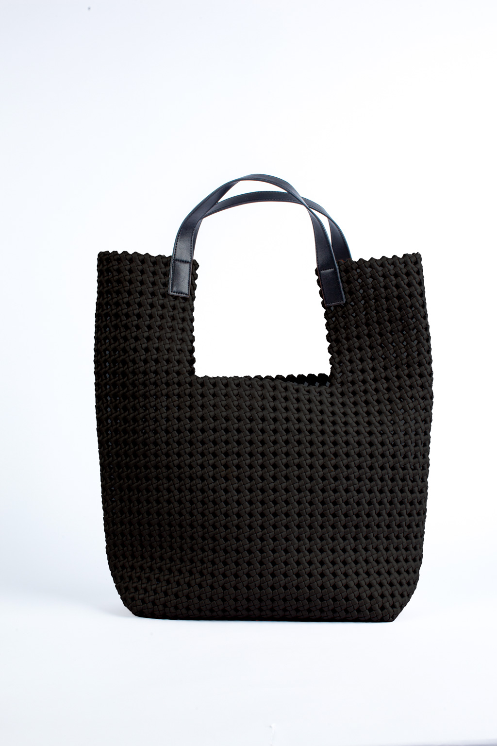 Стильная, плетеная сумка - тоут выполнена из высокотехнологичного нейлона , ручки - натуральная кожа . Несмотря на воздушный вид сумка держит форму.  Внутри есть косметичка на молнии для хранения мелочей. Цвет фурнитуры - серебро.

Вес 1080

Размер: 43 x 45 (+10 ручка) x 13 cm ( длина x высота x ширина)