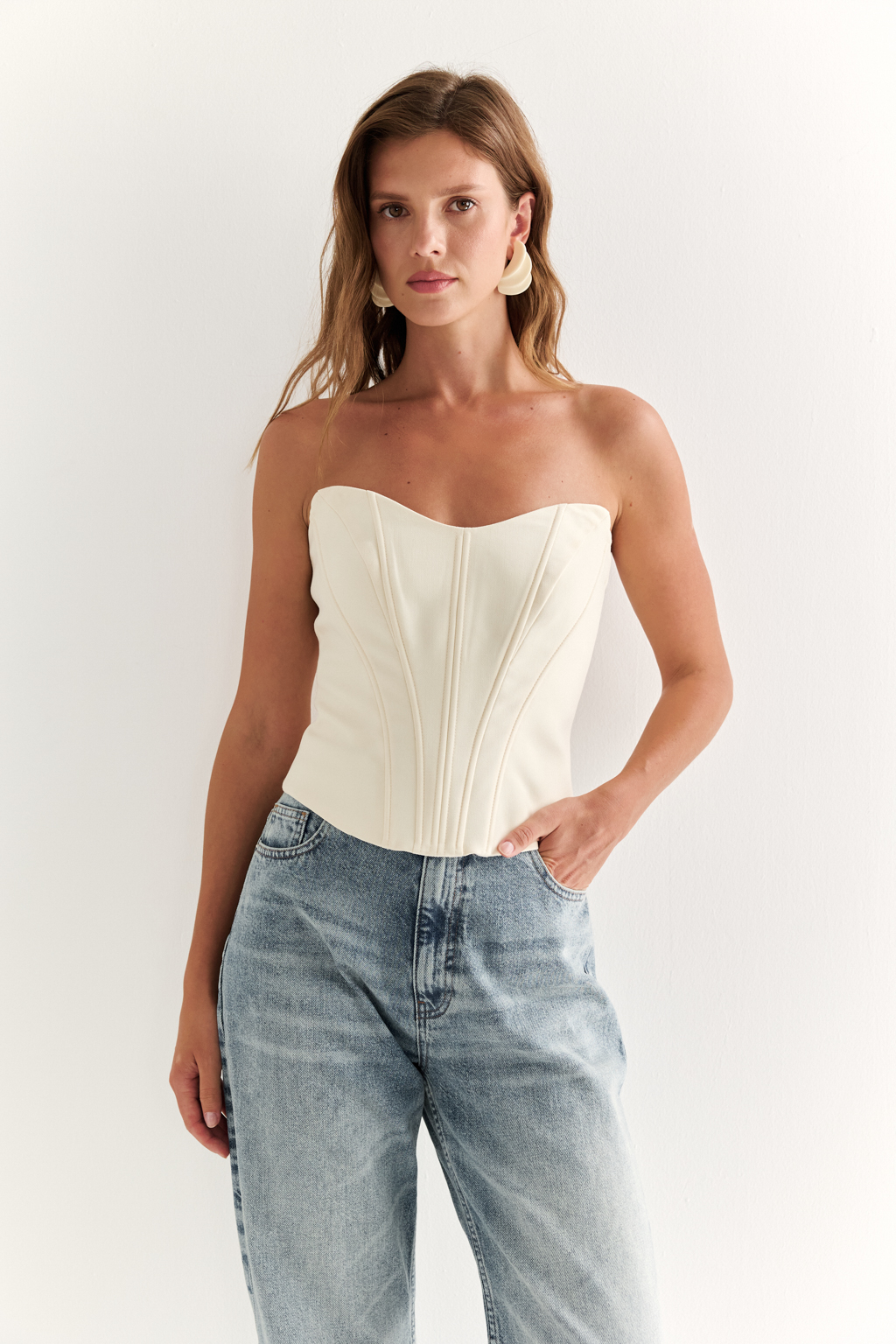 Трендовые прямые джинсы с оригинальными потертостями в актуальном голубом цвете.  Премиальный деним обеспечивает комфорт в носке.