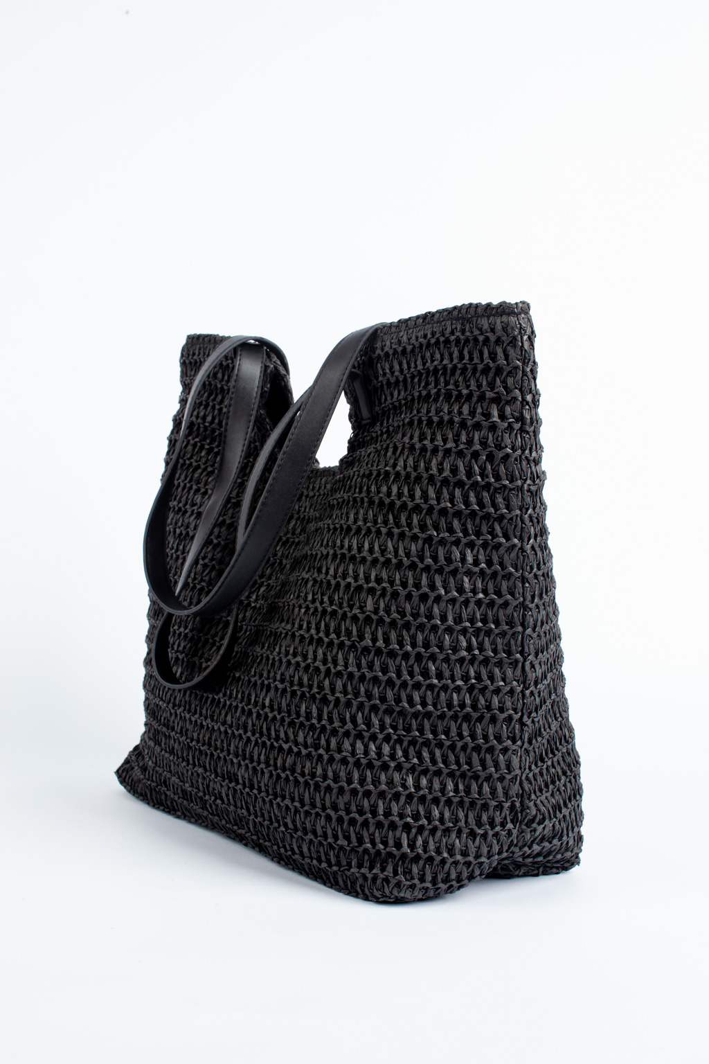 Функциональная и стильная сумка из целлюлозы непременно станет отличным дополнением к вашему летнему образу. Вместительная пляжная сумка идеально подойдет для прогулок по городу и отдыха на пляже. Благодаря большому размеру сумки можно удобно разместить все необходимые вещи. Плетеная соломенная текстура и натуральный материал черного цвета придаст образу летнее настроение. Сумка закрывается на прочную магнитную кнопку. Размеры 35*15*28 см