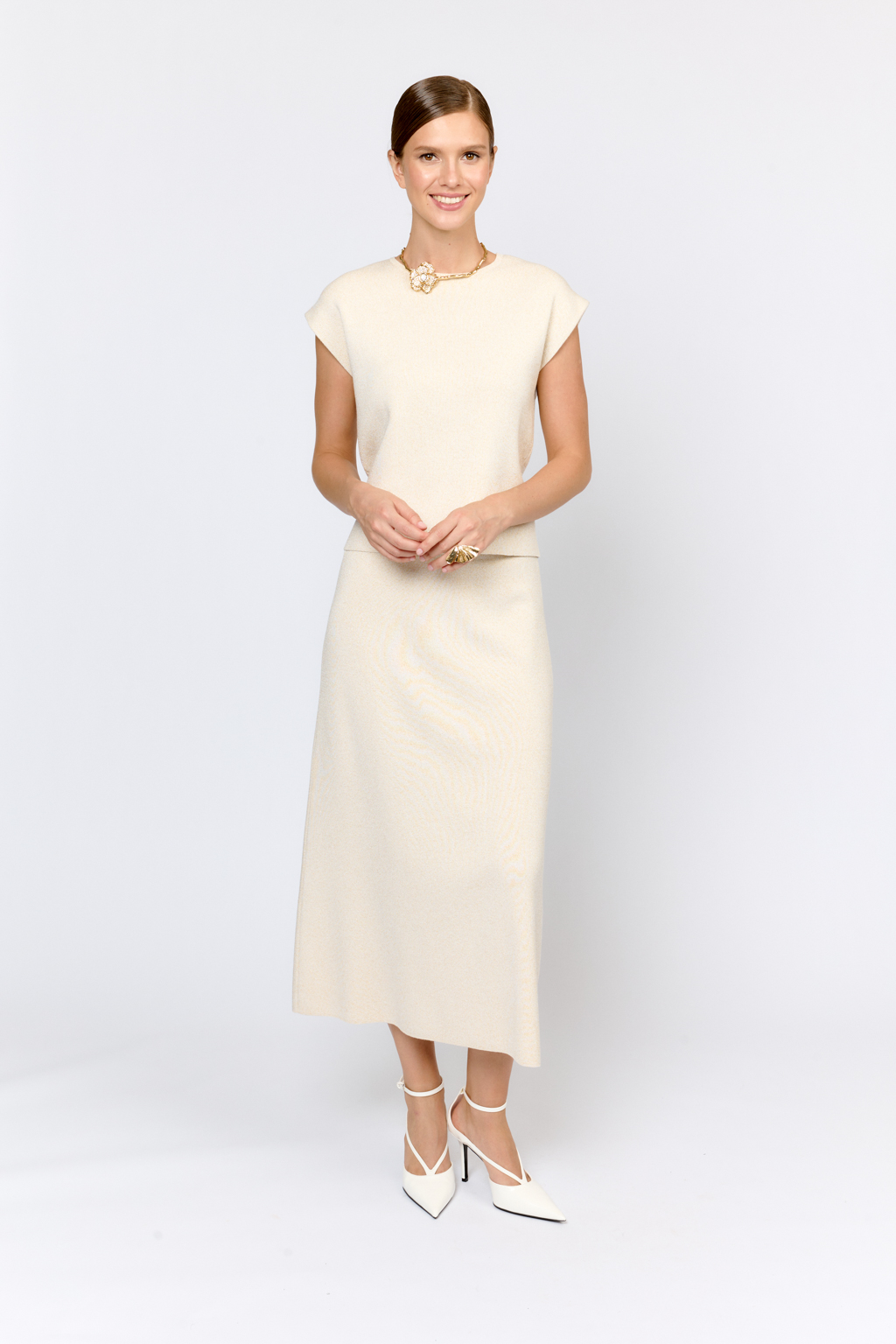 Джемпер со спущенным плечом без рукавов, с круглым вырезом, свободного кроя. Качественный материал с вискозой и эластаном в составе обеспечивает комфорт и безупречную посадку. Джемпер дополнит комплект с юбкой или брюками из аналогичного материала для создания лаконичного стильного лука.