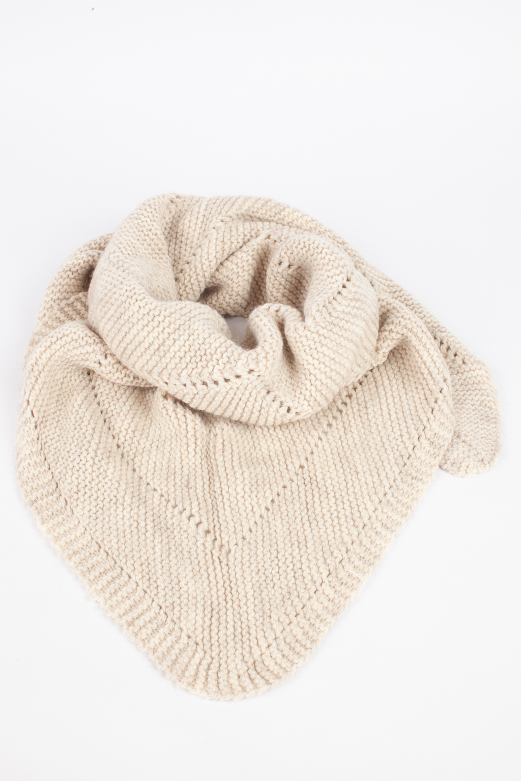 Косынка женская-  универсальный аксессуар, обладающий согревающей функцией и возможность обыгрывать образ в любой интерпритации. В составе материала шерсть, обеспечивающая морозоустойчивость и сохранения тепла в холодный период.