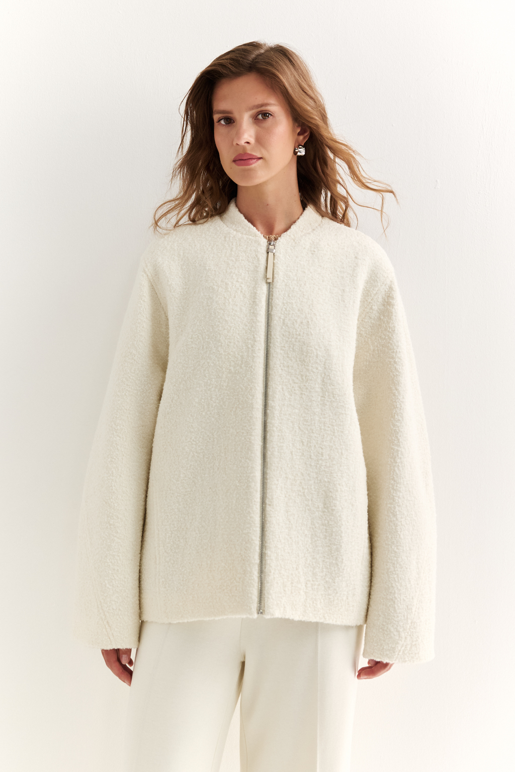 Куртка оверсайз силуэта длиной до бедер с застежкой на молнию