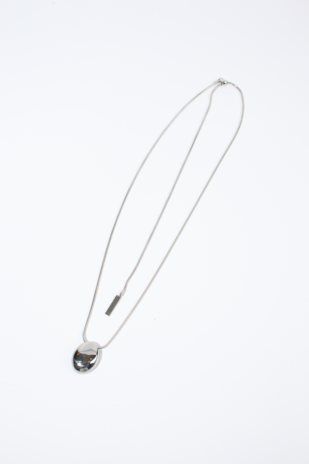 Подвеска на шнурке с кулоном из титановой стали. Стильный дизайн украсит любой образ. Длина регулируется.