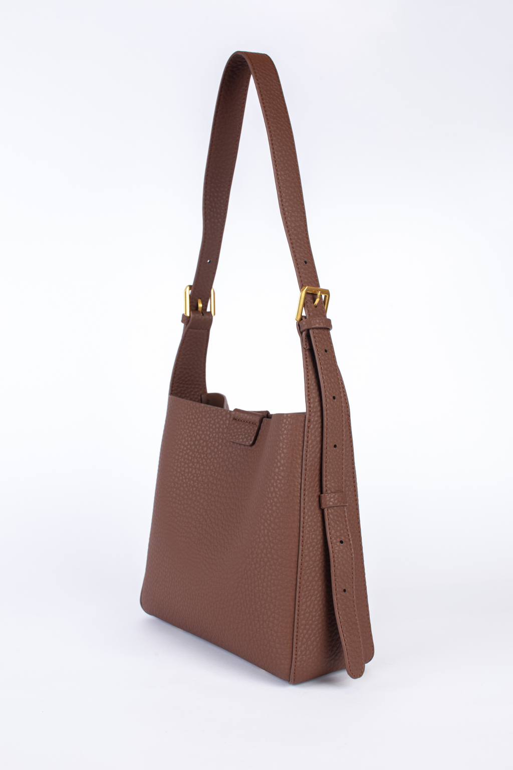 Вместительная сумка с длинной ручкой и актуальной золотой фурнитурой. Внутри сумки- косметичка. Выполнена из зернистой экокожи. Застегивается на магнитную кнопку. Сумка прекрасно впишется в гардероб и станет универсальным аксессуаром на каждый день. Размеры: 26*9*23 см.