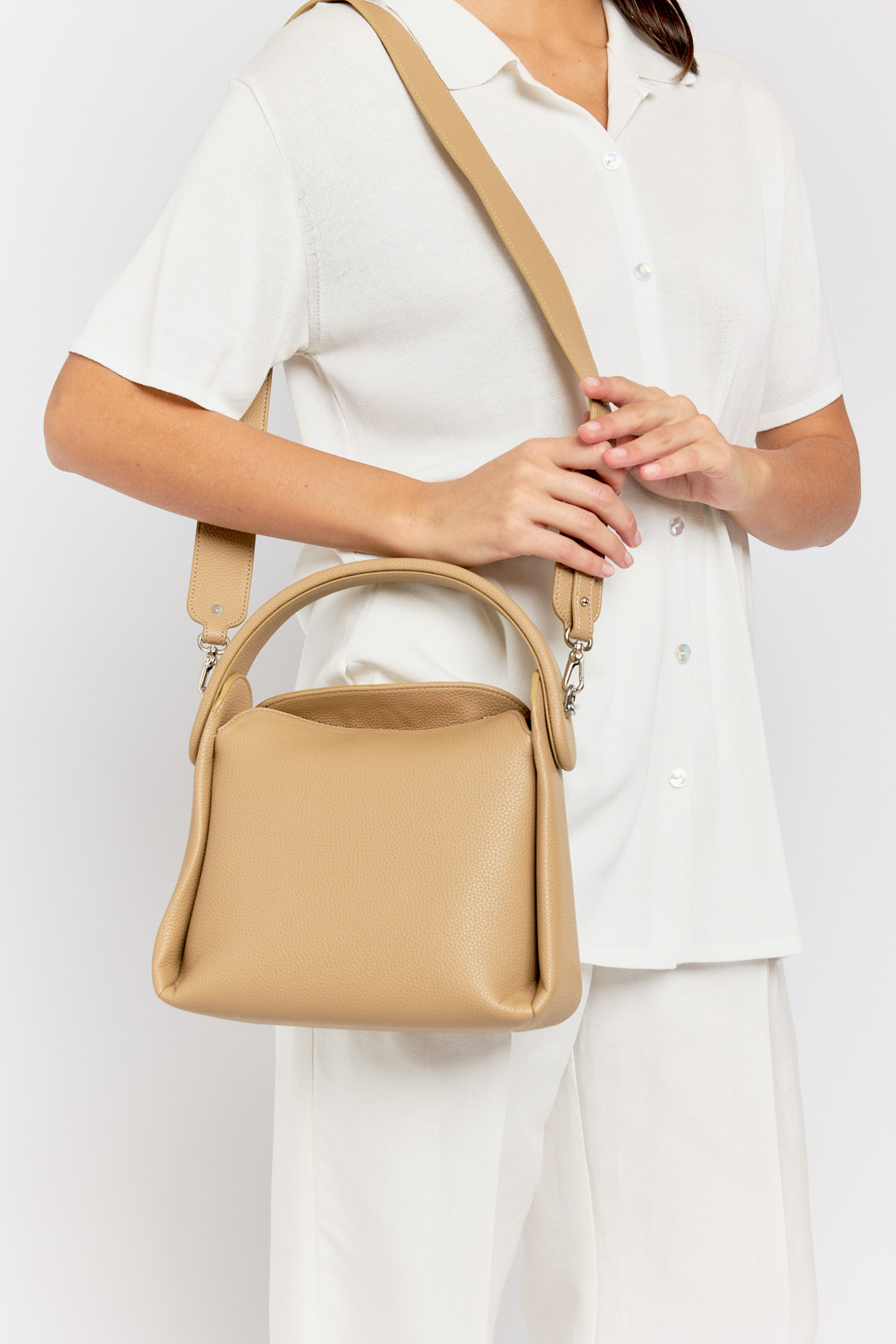 Роскошная сумка-тоут выполнена из зернистой экокожи. Простая форма этой сумки и  лаконичный дизайн подчеркнут Ваш вкус и стиль. В сумке используется прочная магнитная застежка, которая не выцветает и защищает содержимое внутри. Для производства использовалась зернистая экокожа высокого качества, приятная на ощупь. Идеально впишется в любой образ. Размеры сумки: 24*14*10 см