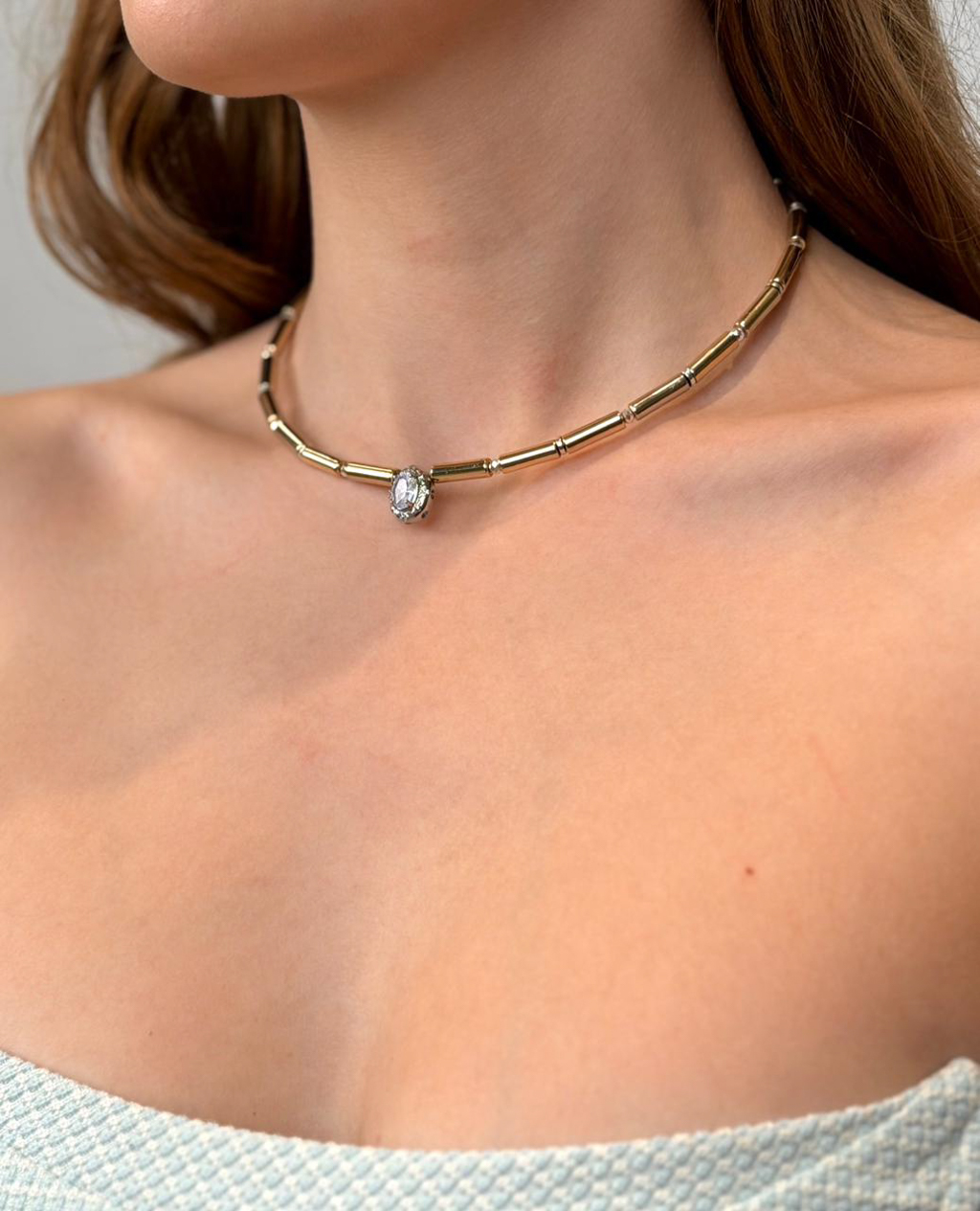 Элегантное колье золотого цвета выполнено из гальванизированного хрусталя и гематита.Дополнено камнем из ювелирного стекла. Длина изделия регулируется от 33 до 50 см. Фурнитура выполнена из гипоаллергенного сплава со стойким гальваническим покрытием.