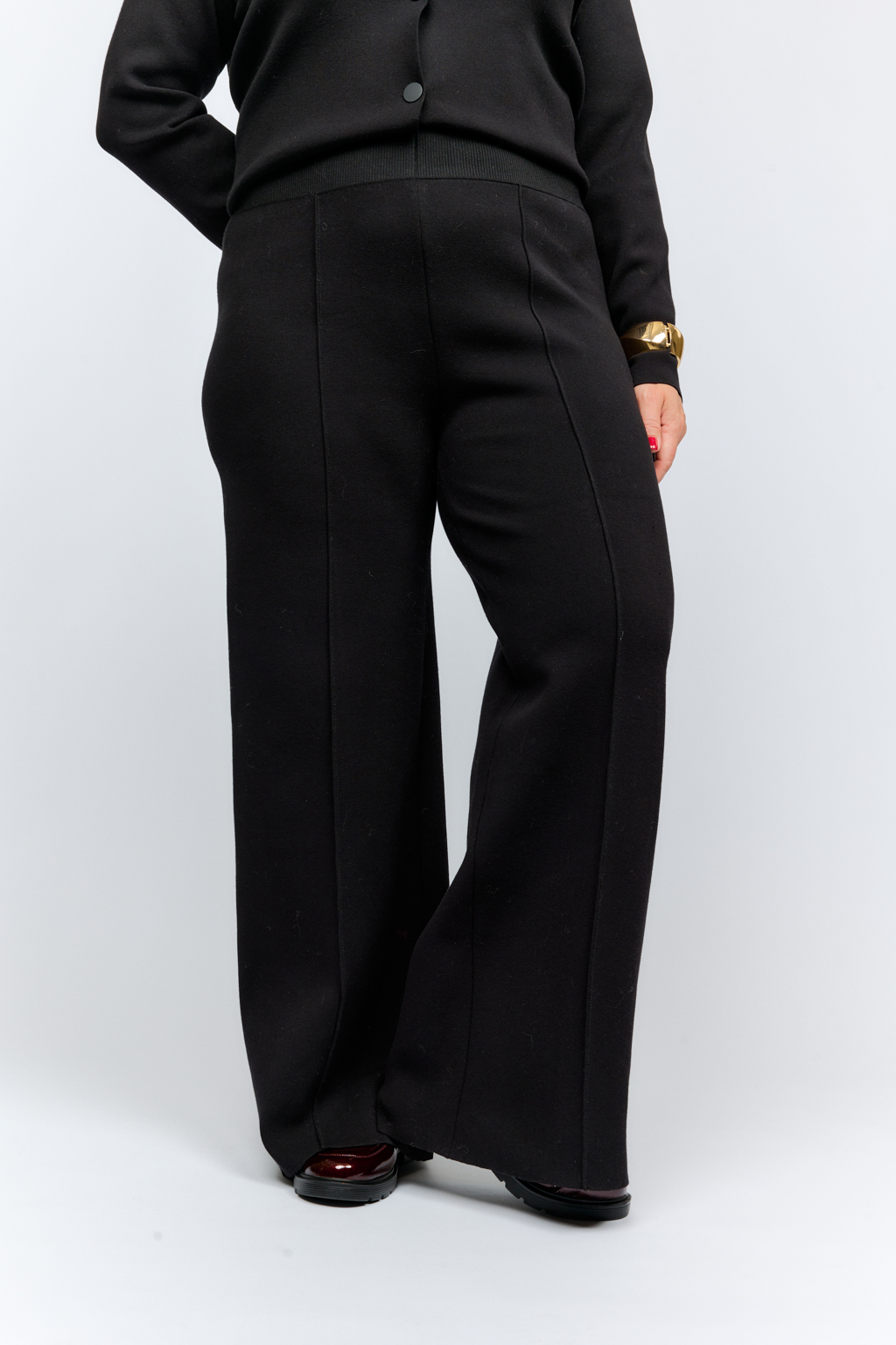 Брюки на резинке с отстроченными стрелками силуэта клеш.