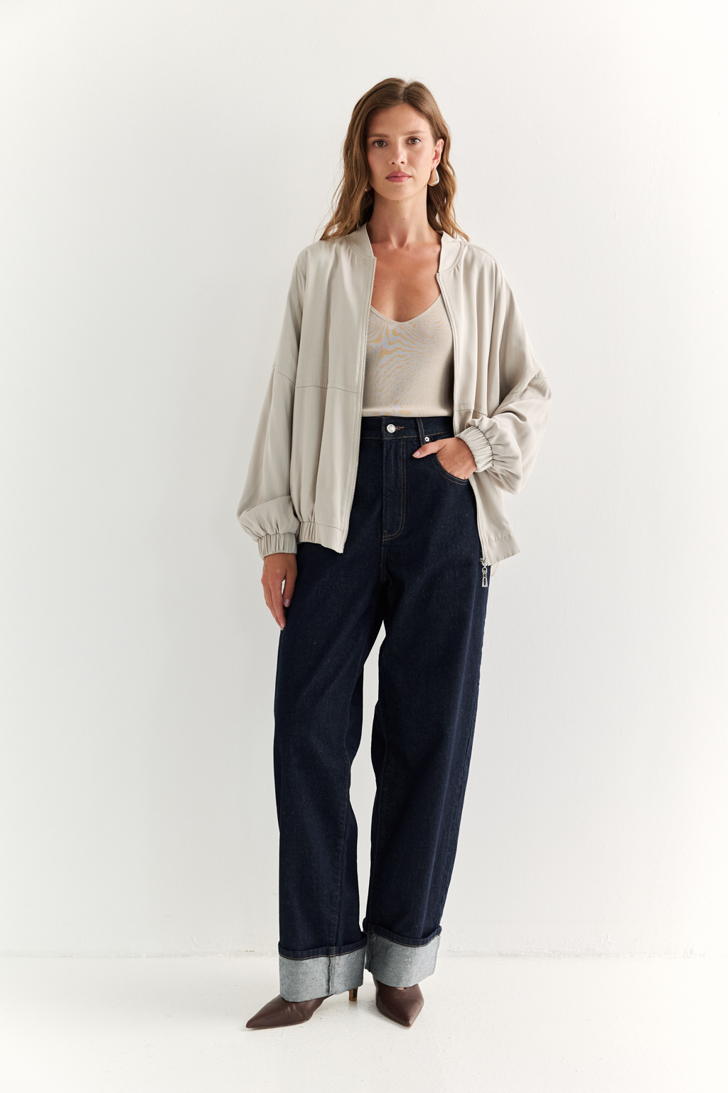 Трендовые джинсы свободного кроя из плотного темно-синего денима. Отлично сочетаются как с расслабленными трикотажными джемперами, так и с женственными блузами - для повседневных и офисных образов.