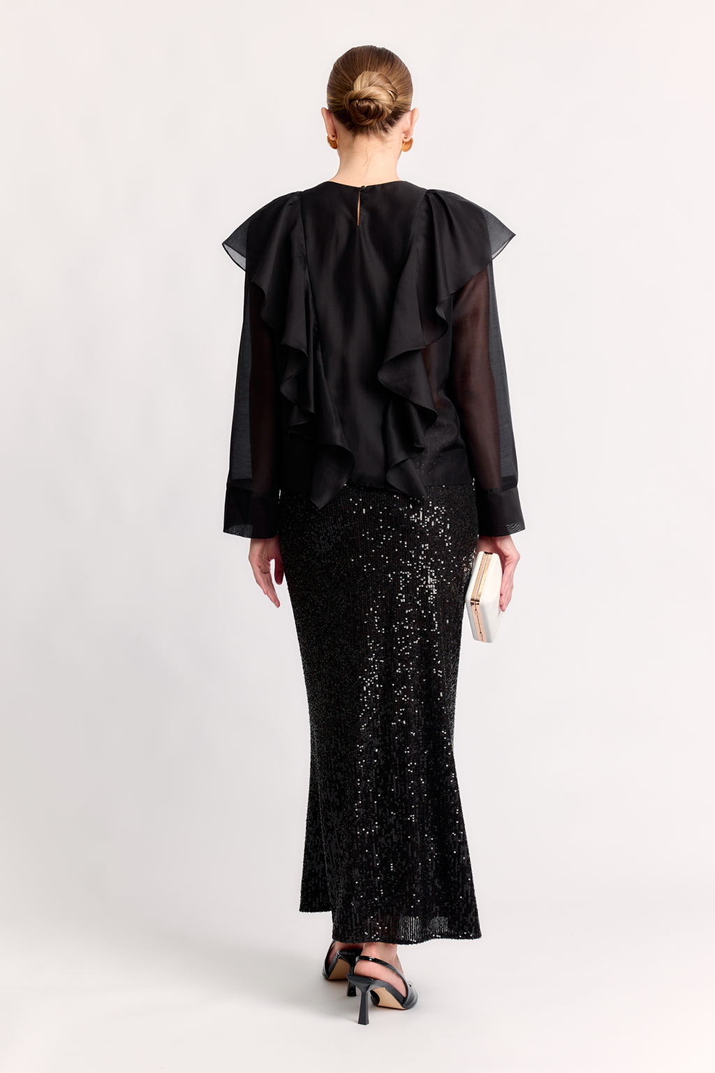 Блуза с двумя вертикальными воланами на полочке и спинке.