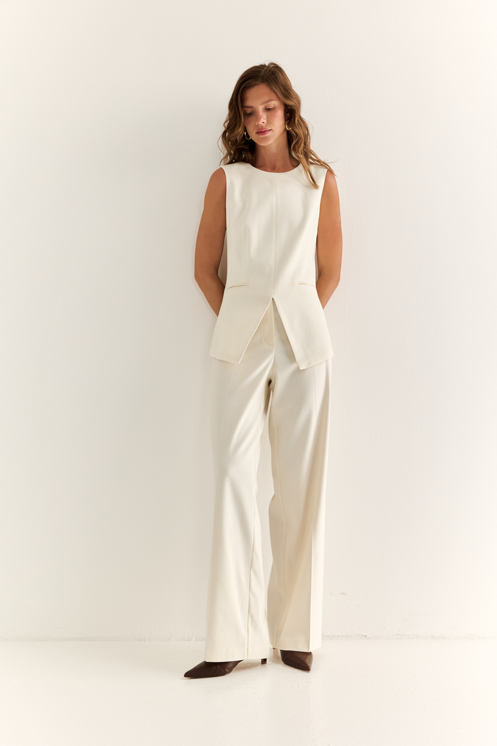 Прямые брюки: свобода, стиль, структура. Эти брюки с высокой посадкой и ровным силуэтом — воплощение современной женственности. Чёткие стрелки вытягивают силуэт, подчёркивая стройность ног, а широкие штанины добавляют образу лёгкости и статуса. Минималистичный дизайн с застёжкой на молнию и пуговицу, а также элегантный пояс делают модель идеальной для сочетания с жакетами, блузами или трикотажем. Идеальны как для офиса, так и для расслабленного городского образа. Современная классика, в которой сочетаются уверенность и комфорт.