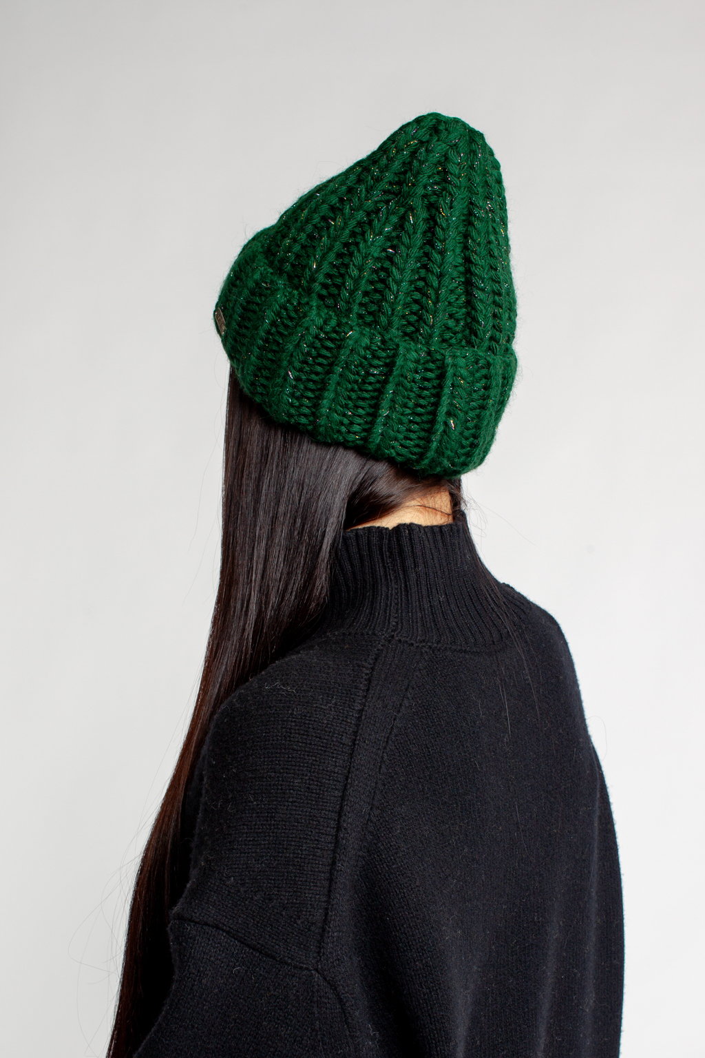 Шапка женская крупной вязки с отворотом.