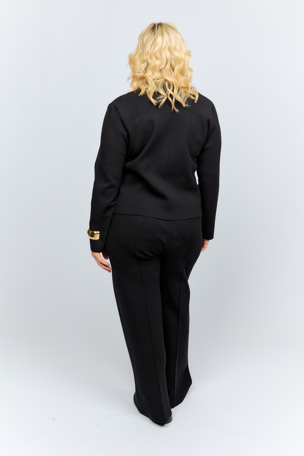 Брюки на резинке с отстроченными стрелками силуэта клеш.